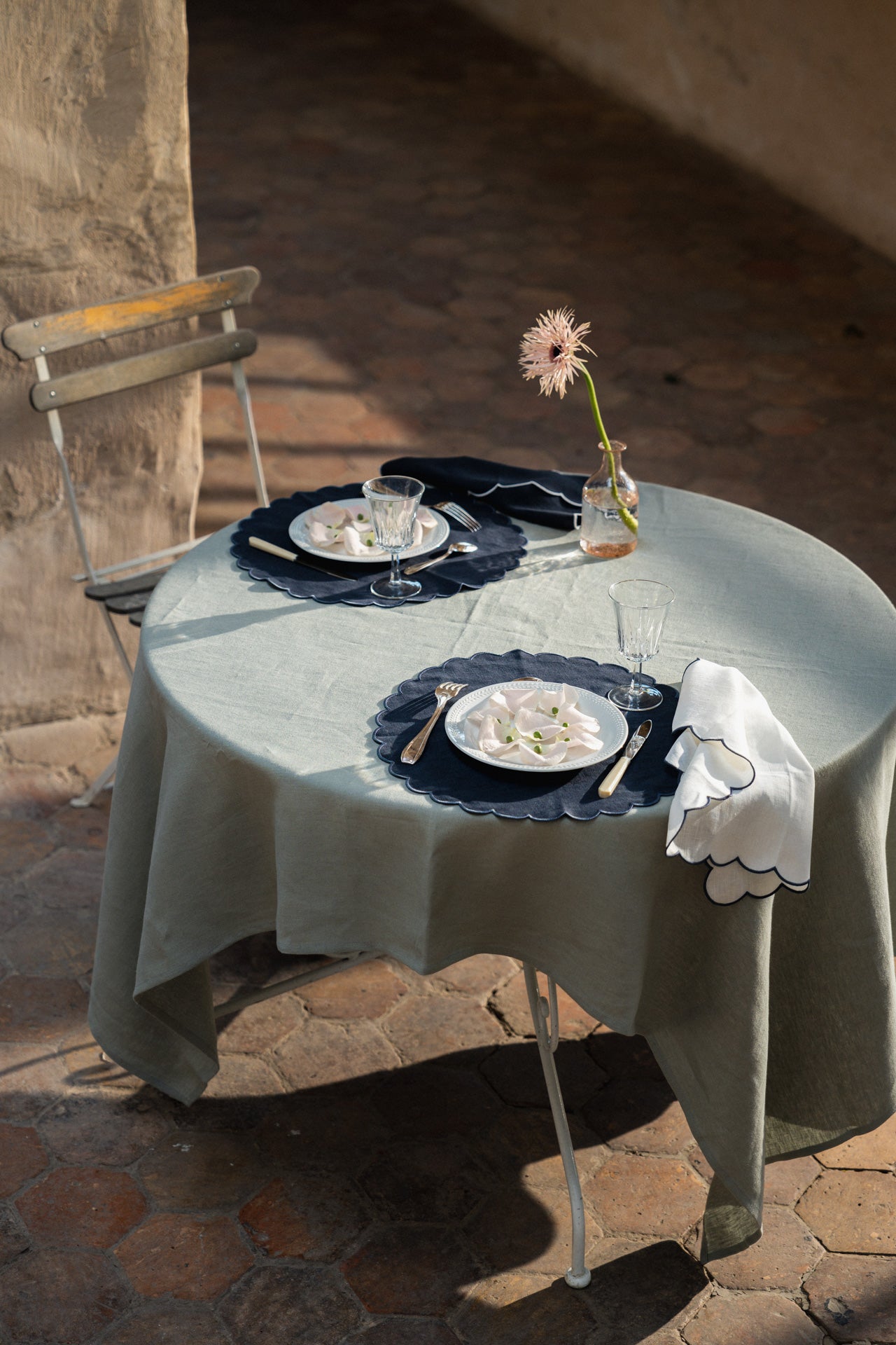 Round scalloped placemats in Slate blue linen
