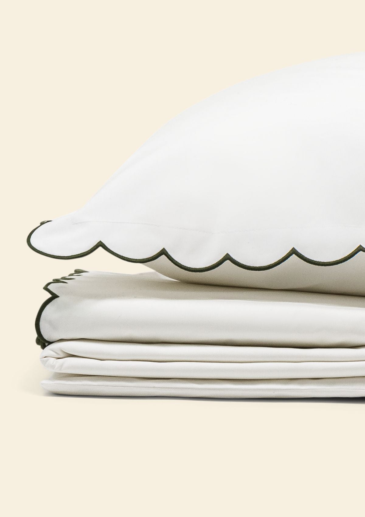 La parure de lit festonnée en percale de coton blanc & vert forêt