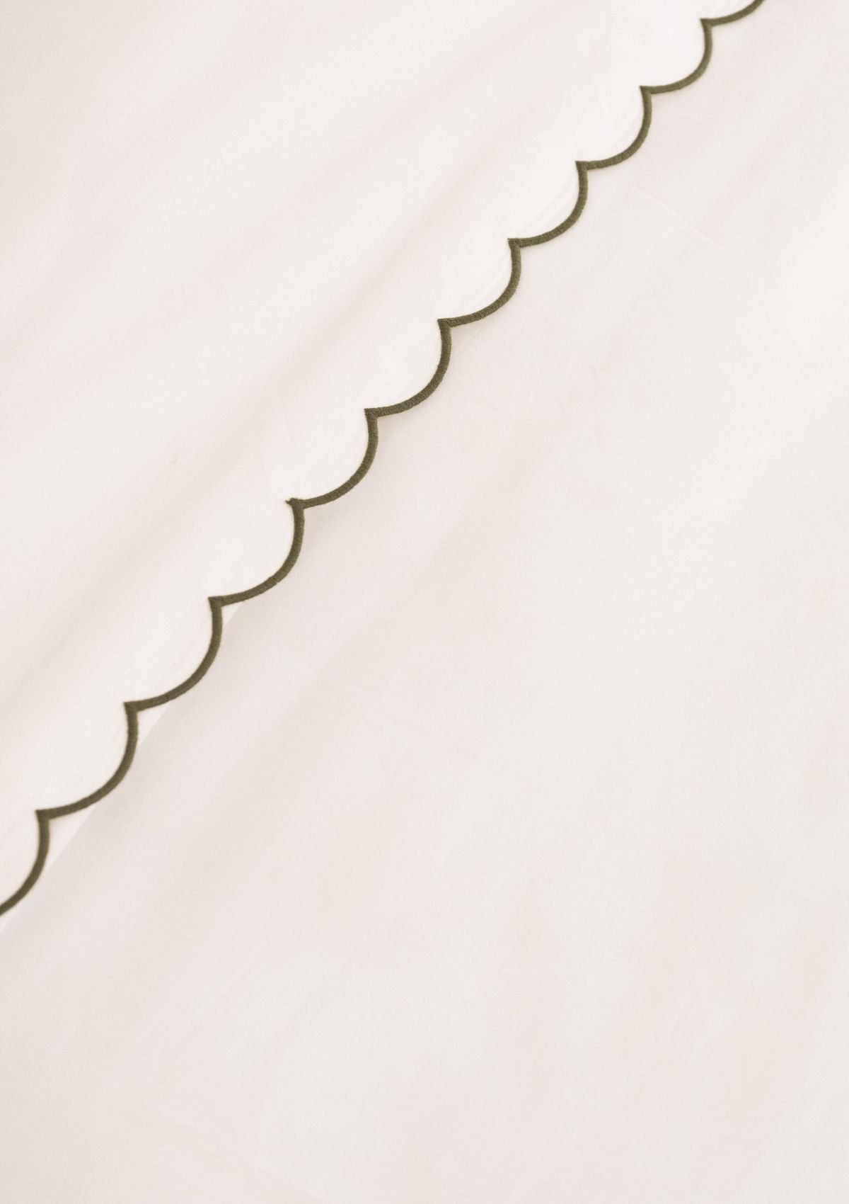 La housse de couette festonnée en percale de coton blanc & vert forêt