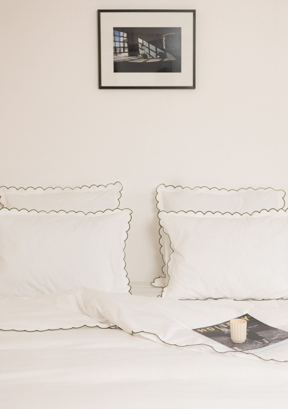 La parure de lit festonnée en percale de coton blanc & vert forêt