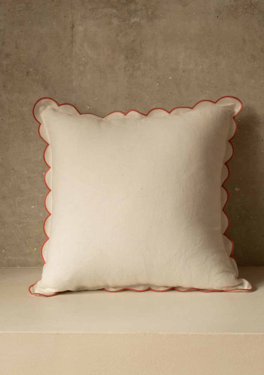 Le coussin carré en lin festonné Blanc & Rose poudré
