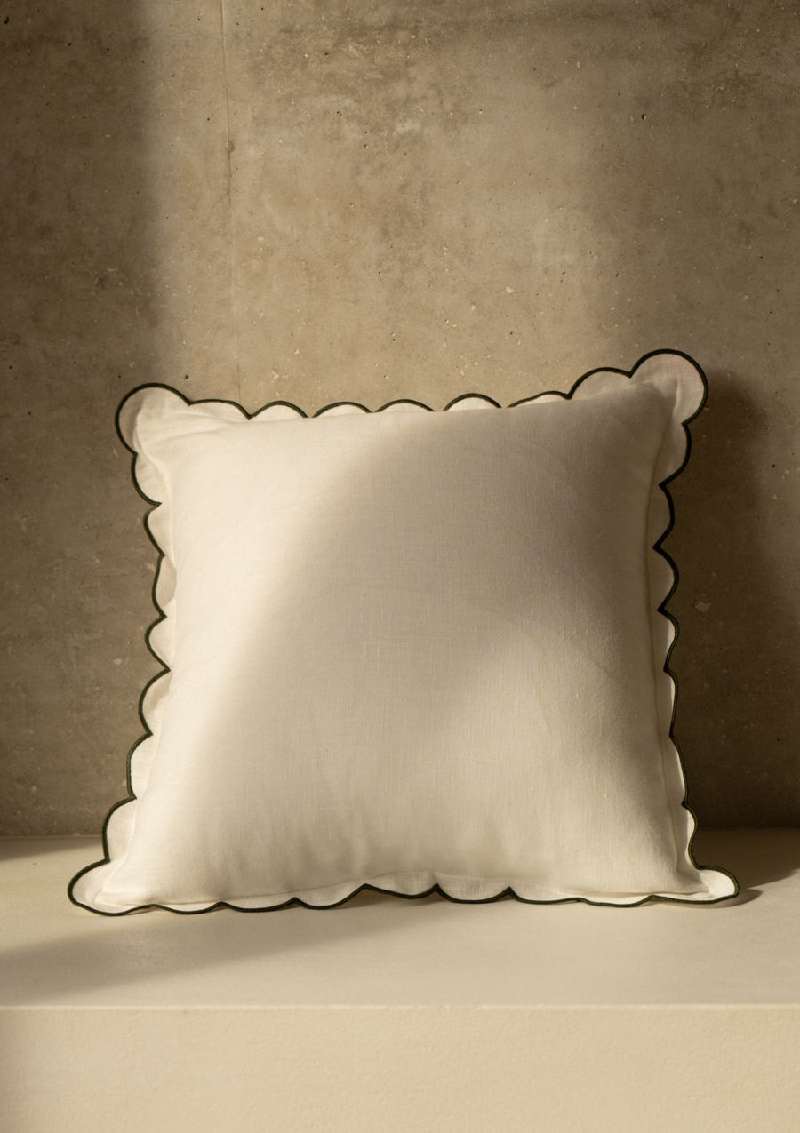 Le coussin carré en lin festonné Blanc & Vert forêt