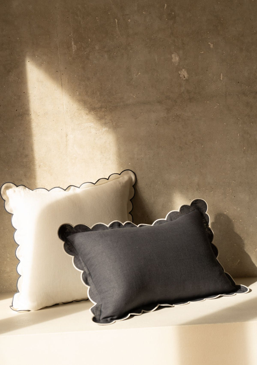 Le coussin rectangulaire en lin festonné Bleu ardoise & Blanc