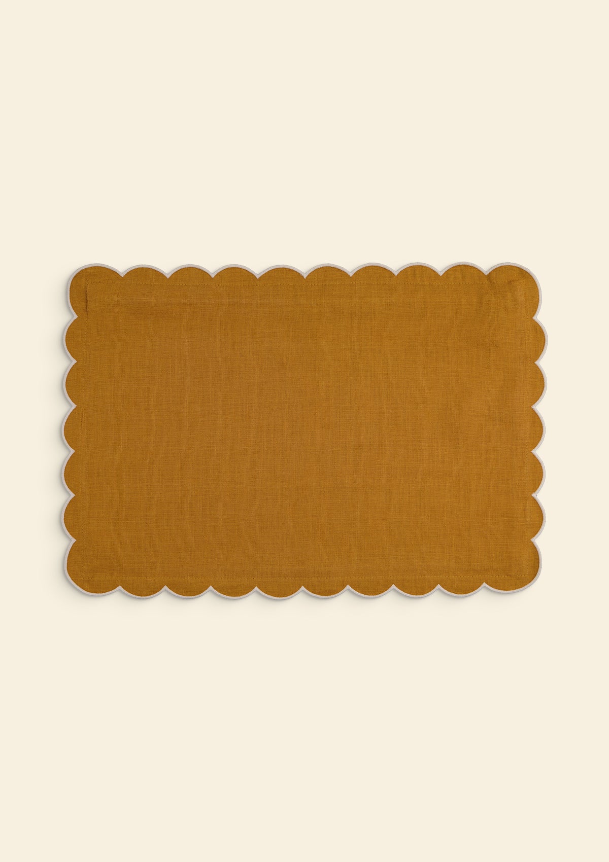Le coussin rectangulaire en lin festonné Ocre jaune & Blanc