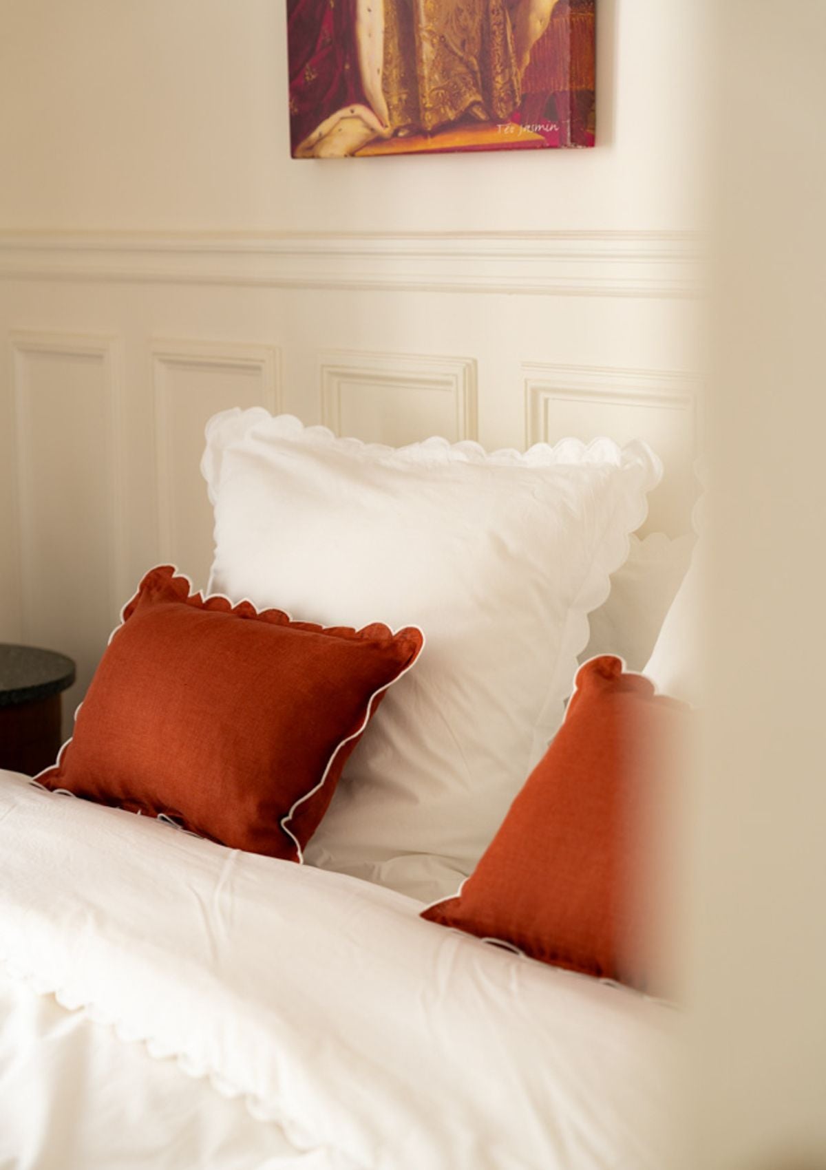 Scalloped rectangular linen cushion Red ocher & White