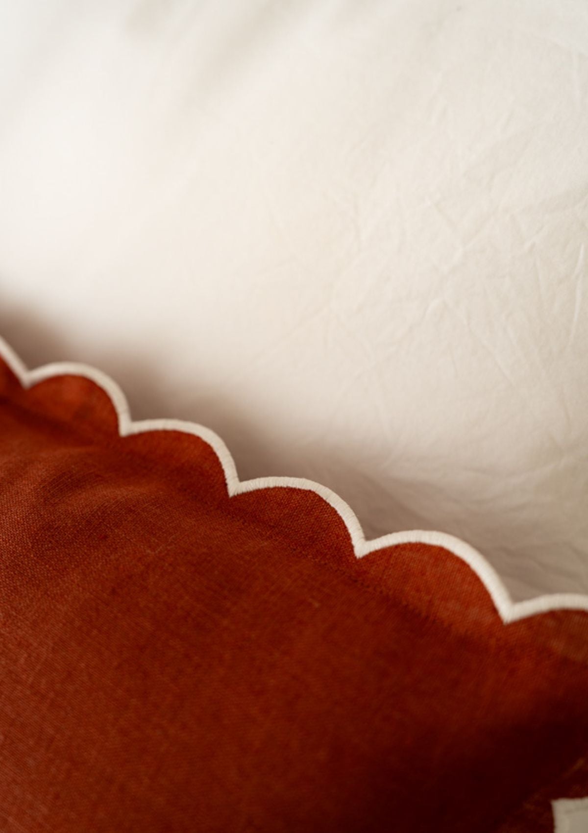 Scalloped rectangular linen cushion Red ocher & White