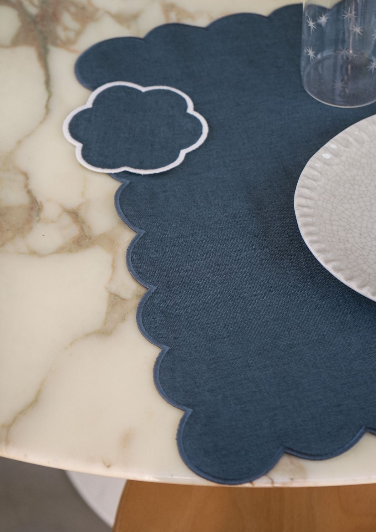 Les dessous de verre festonnés en lin Bleu paon & Blanc (lot de 4)