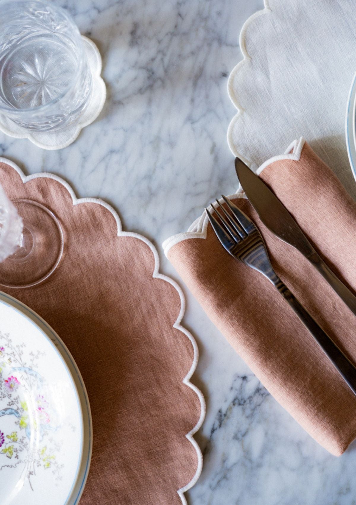 Les serviettes de table festonnées en lin Rose poudré & Blanc