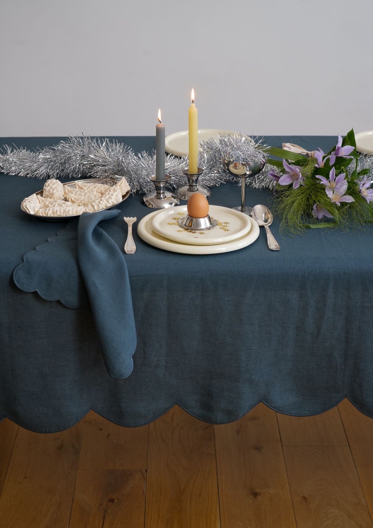 La nappe festonnée en lin Bleu paon