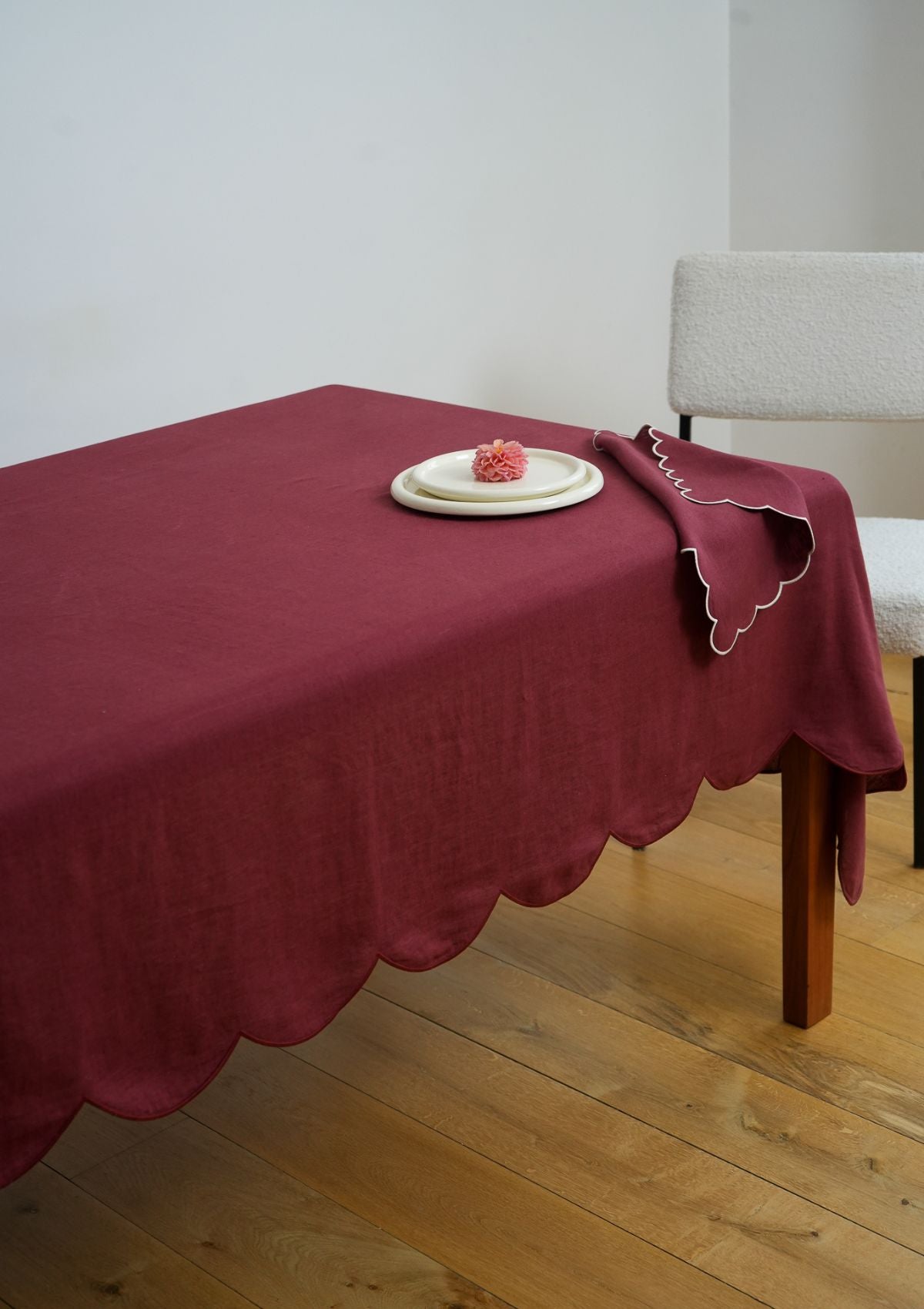 La nappe festonnée en lin Bordeaux