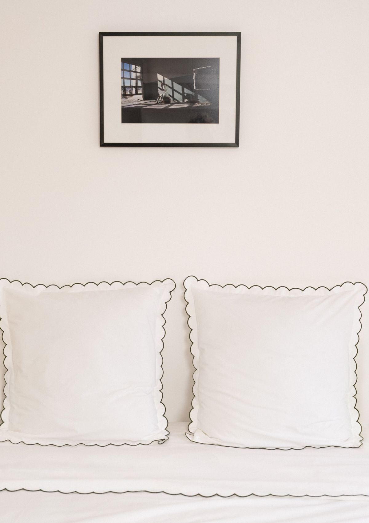 Les taies d'oreiller festonnées en percale de coton blanc & vert forêt (lot de 2)