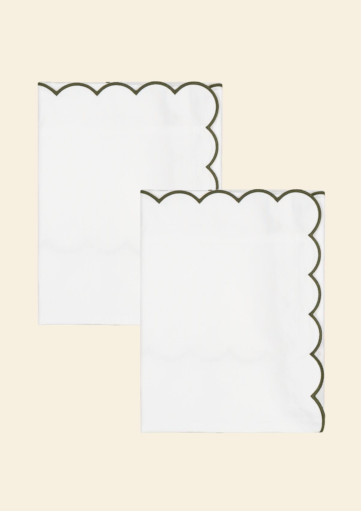 Les taies d'oreiller festonnées en percale de coton blanc & vert forêt (lot de 2)