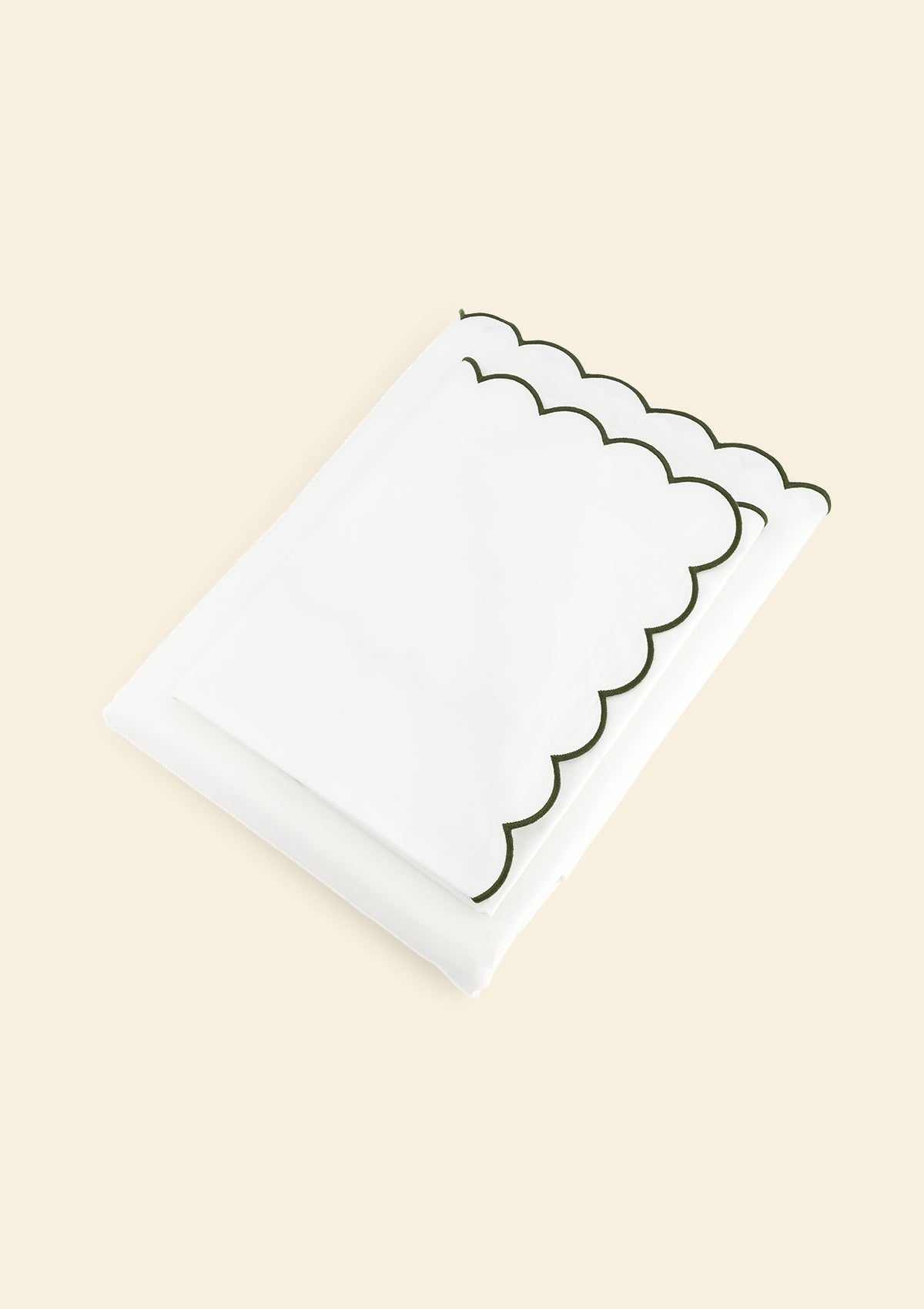 La parure de lit festonnée en percale de coton blanc & vert forêt
