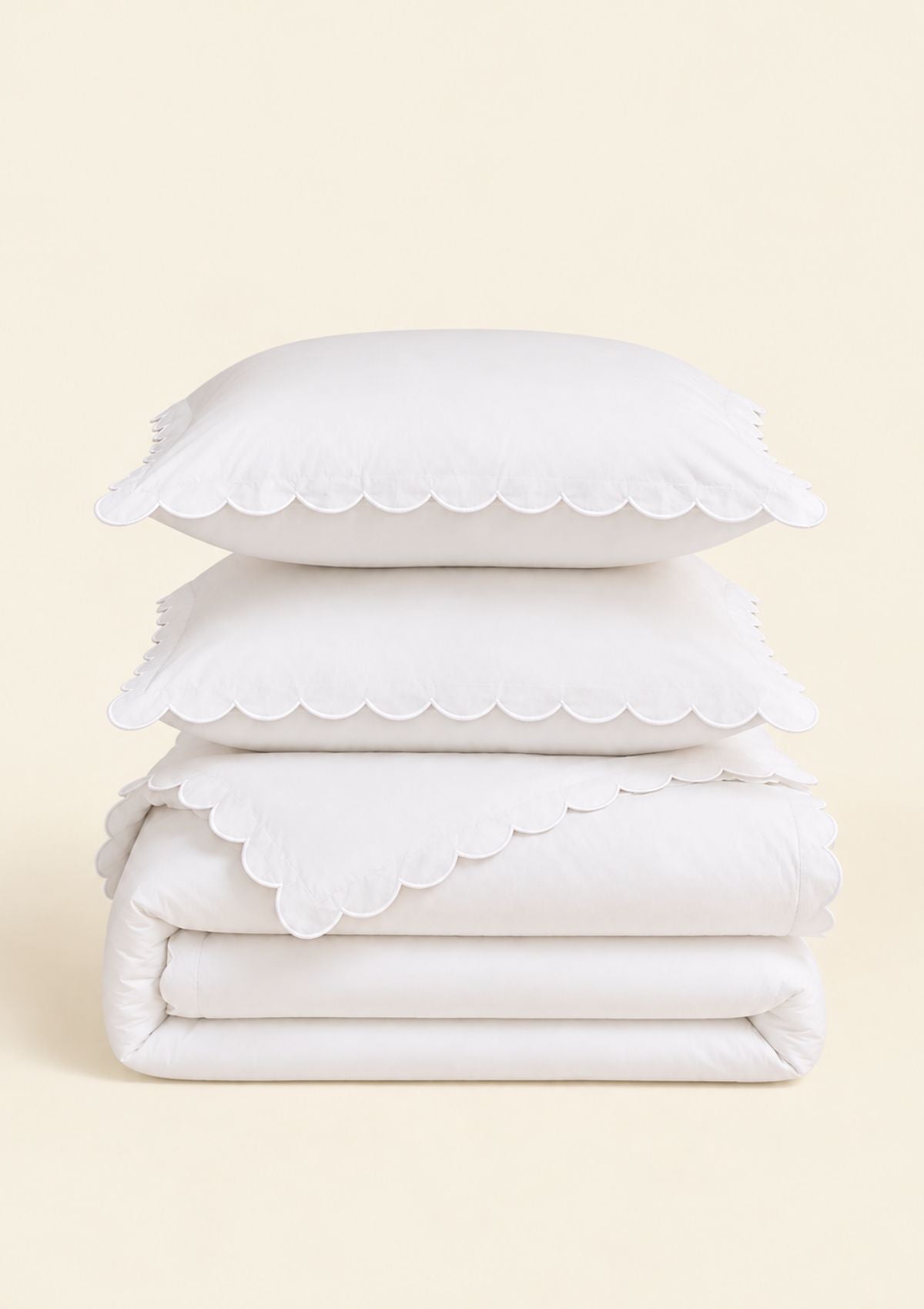 La parure de lit festonnée en percale de coton blanc