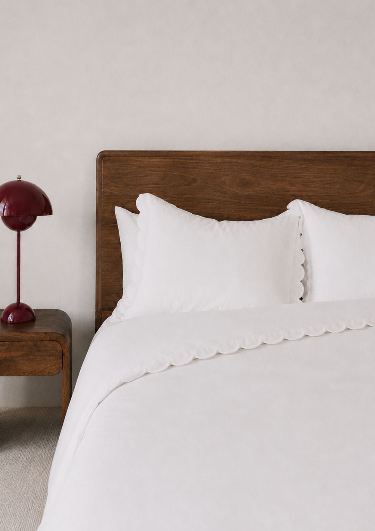 La parure de lit festonnée en percale de coton blanc