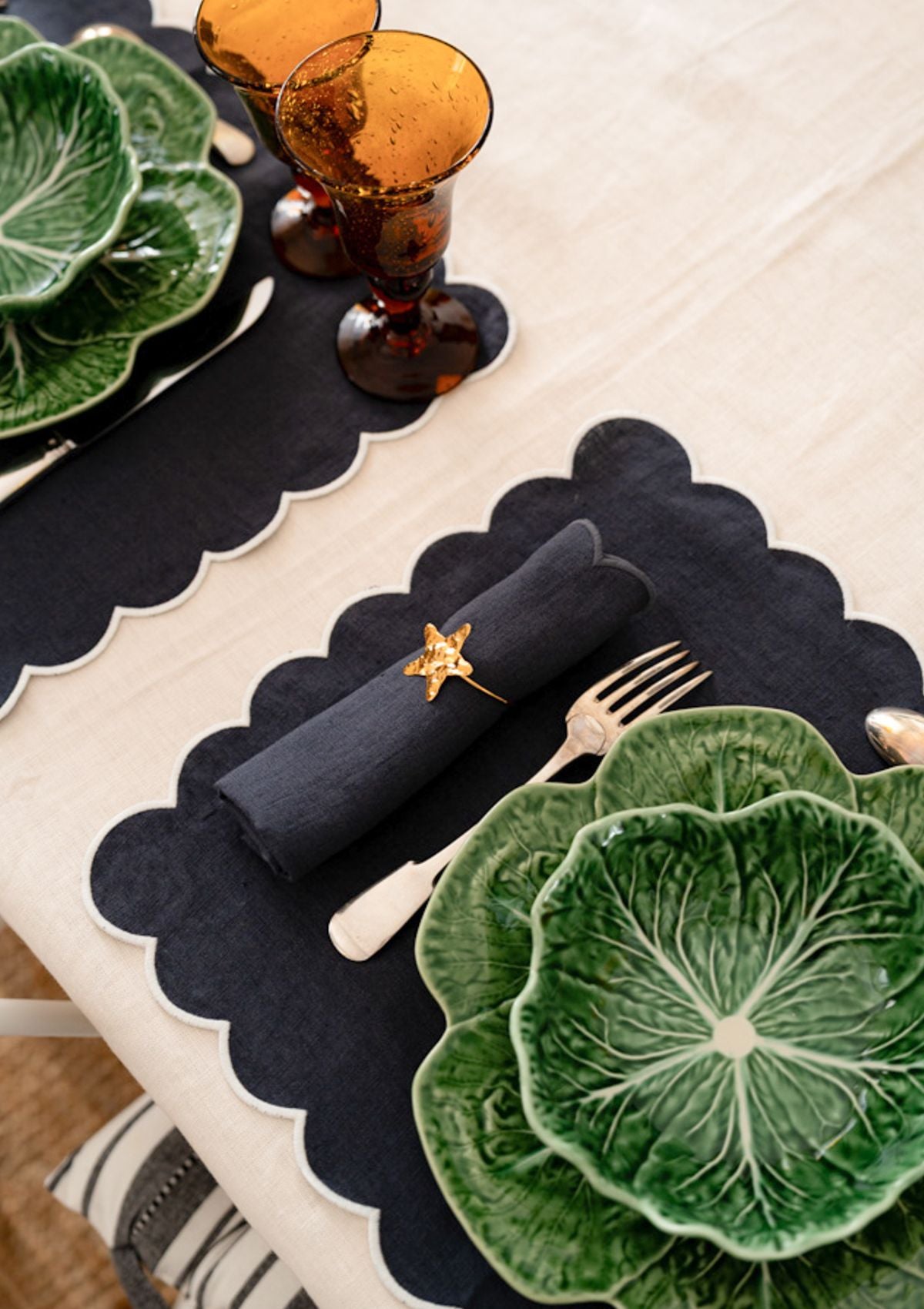 Les sets de table rectangulaires festonnés en lin Bleu ardoise & Blanc (lot de 2)