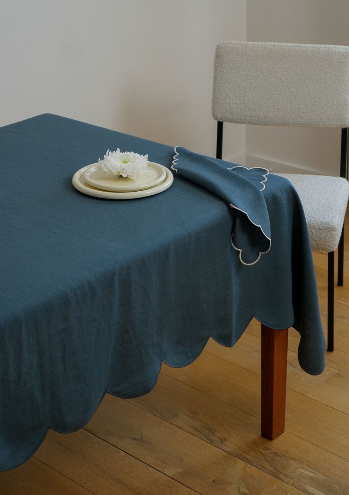 Les serviettes de table festonnées en lin Bleu paon & blanc