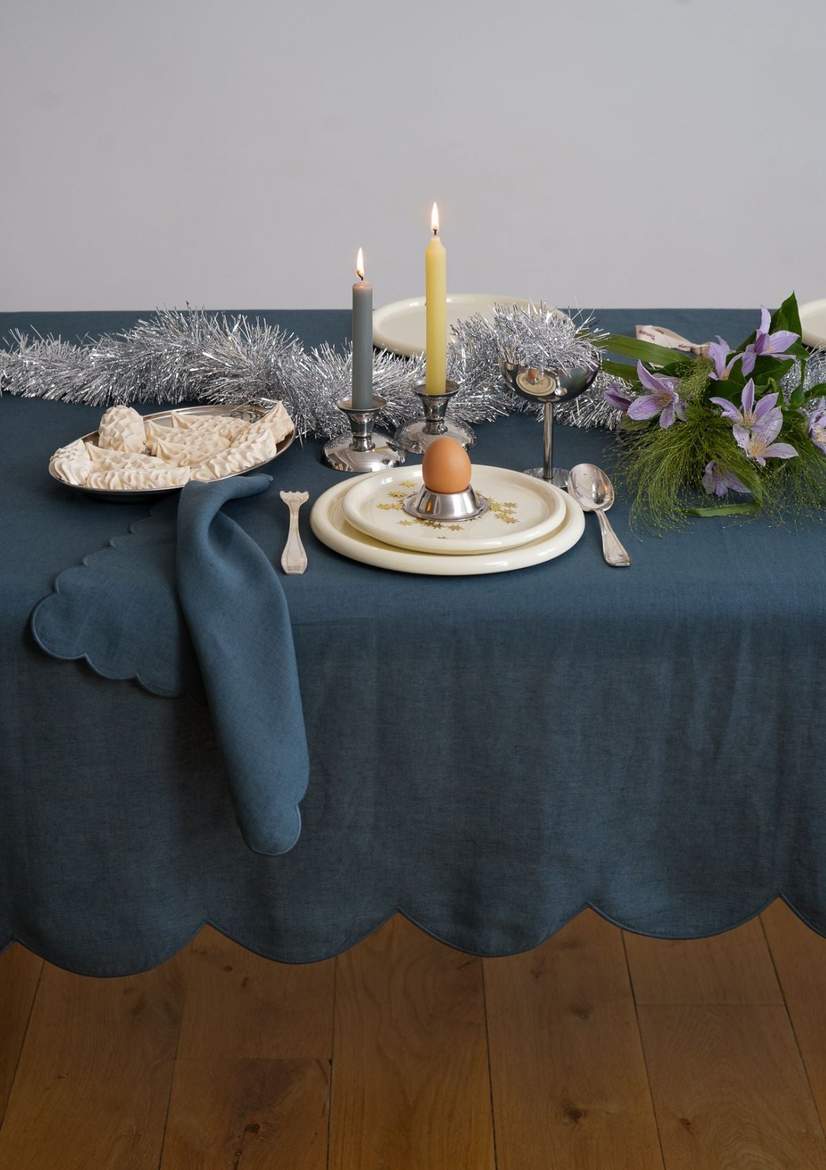 Les serviettes de table festonnées en lin Bleu paon