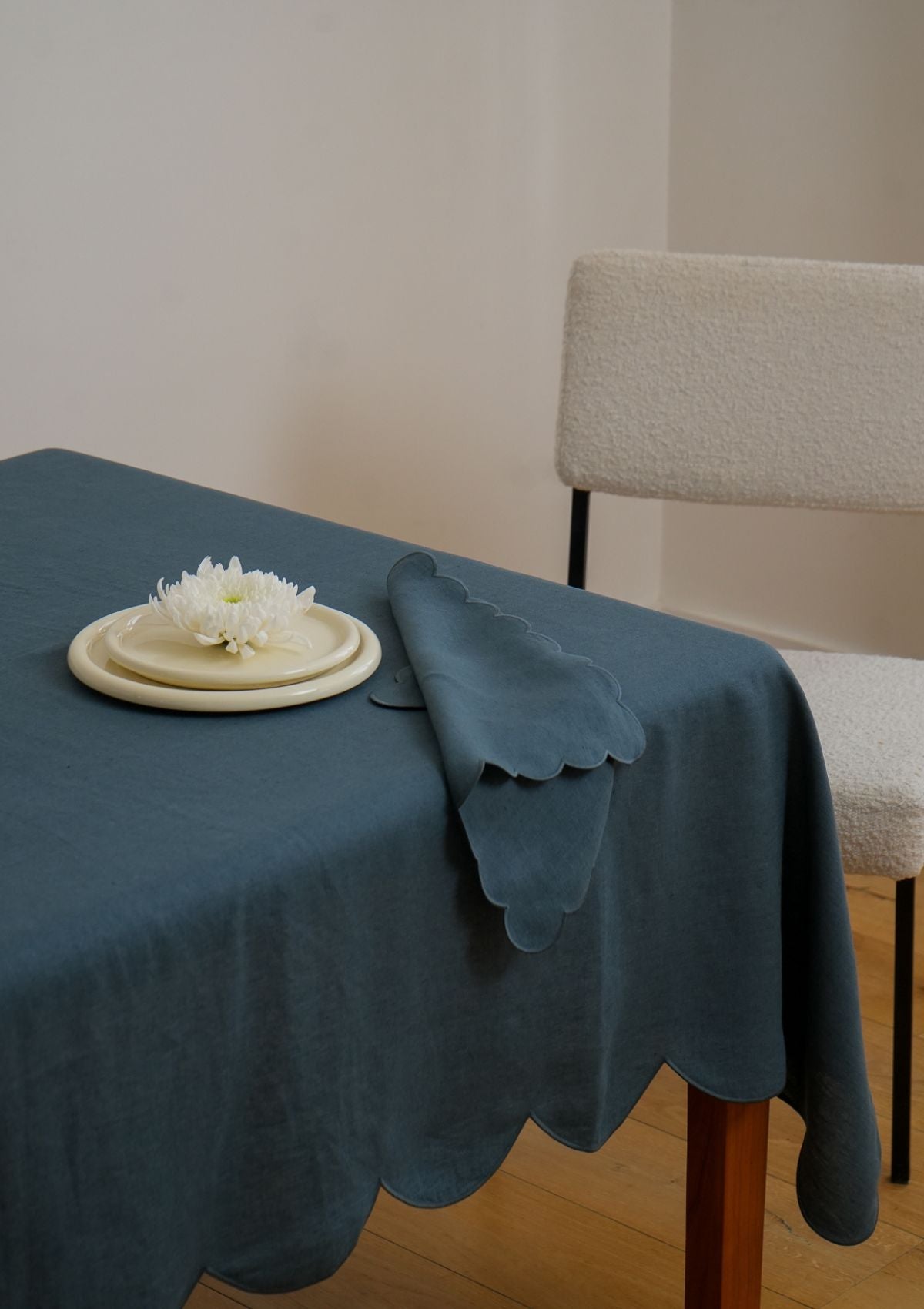 Les serviettes de table festonnées en lin Bleu paon