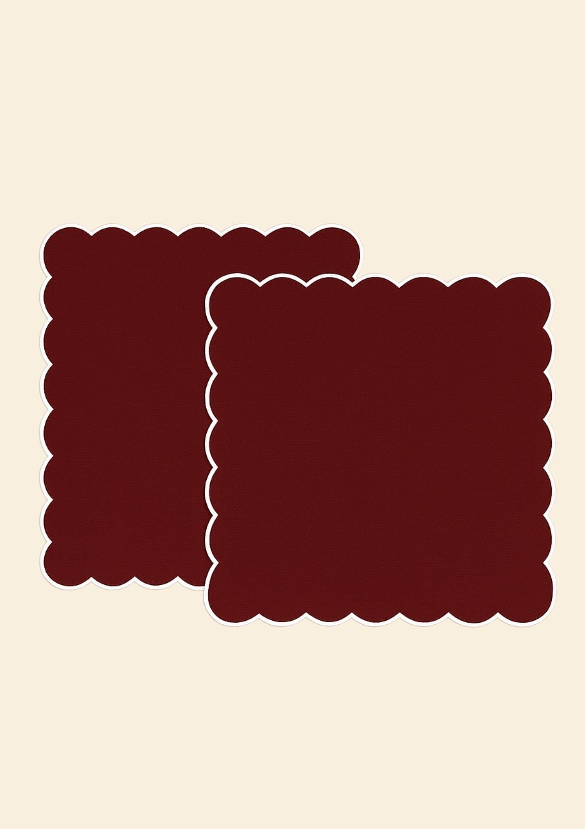 Les serviettes de table festonnées en lin Bordeaux & Blanc