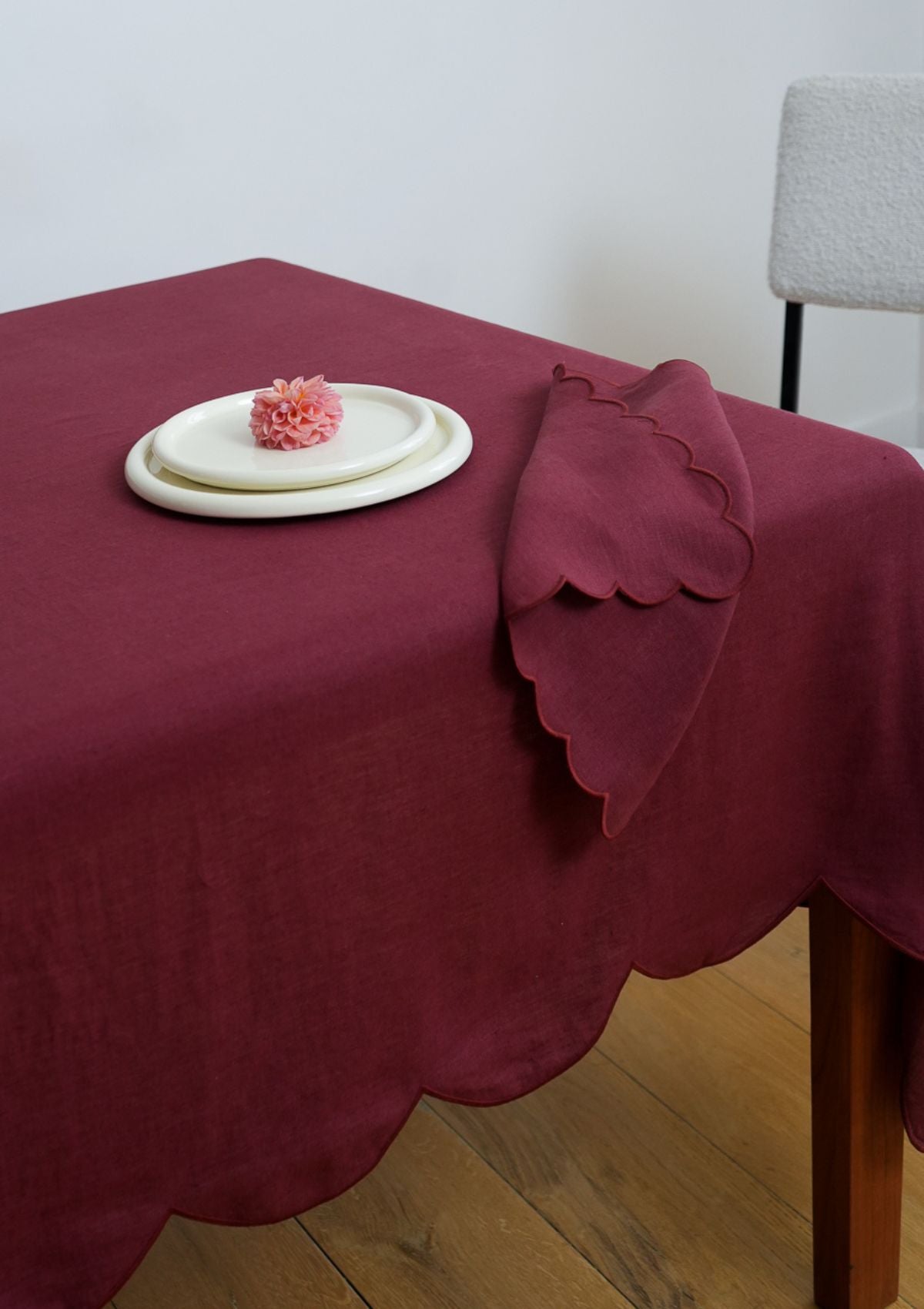 Les serviettes de table festonnées en lin Bordeaux