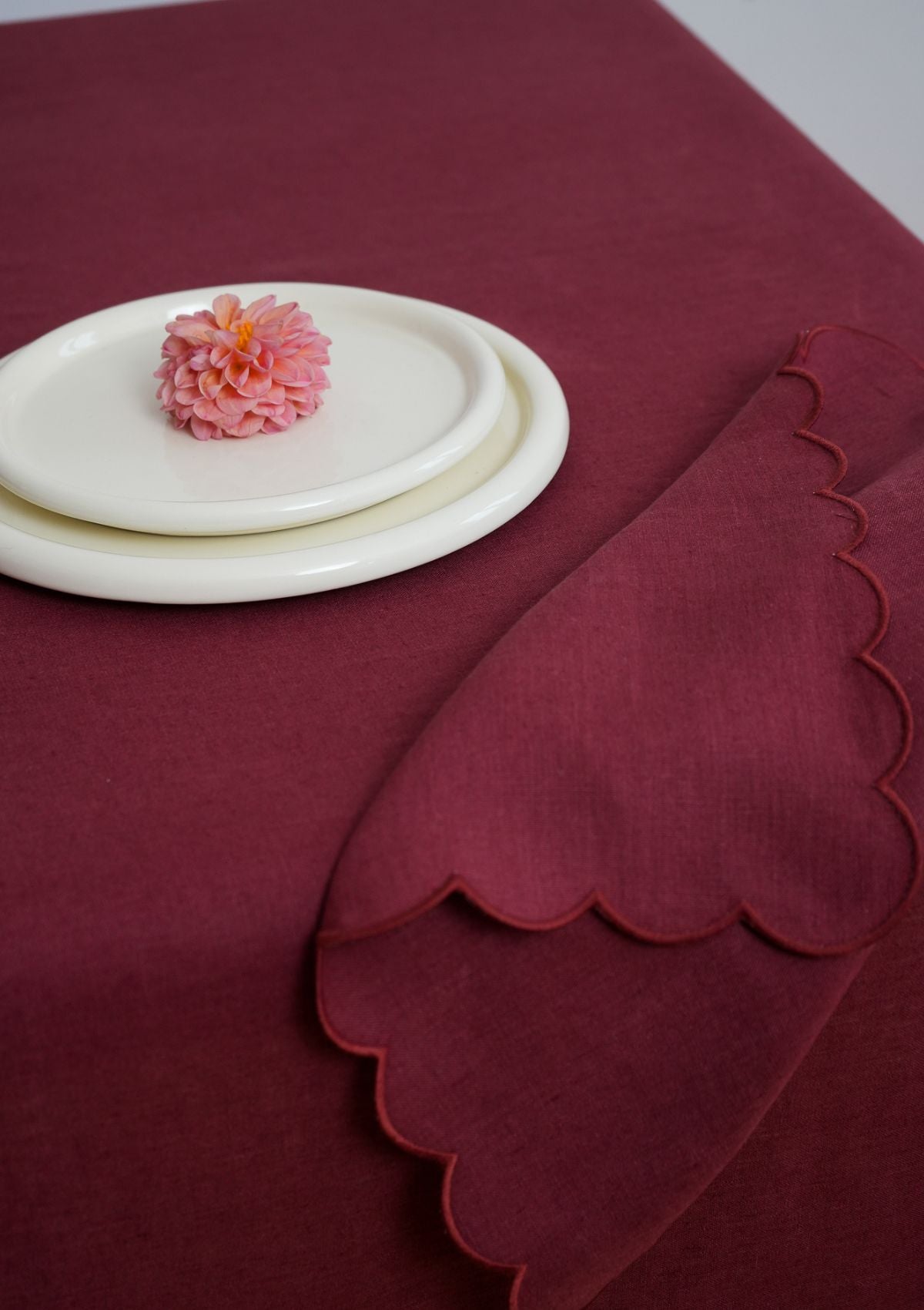 Les serviettes de table festonnées en lin Bordeaux