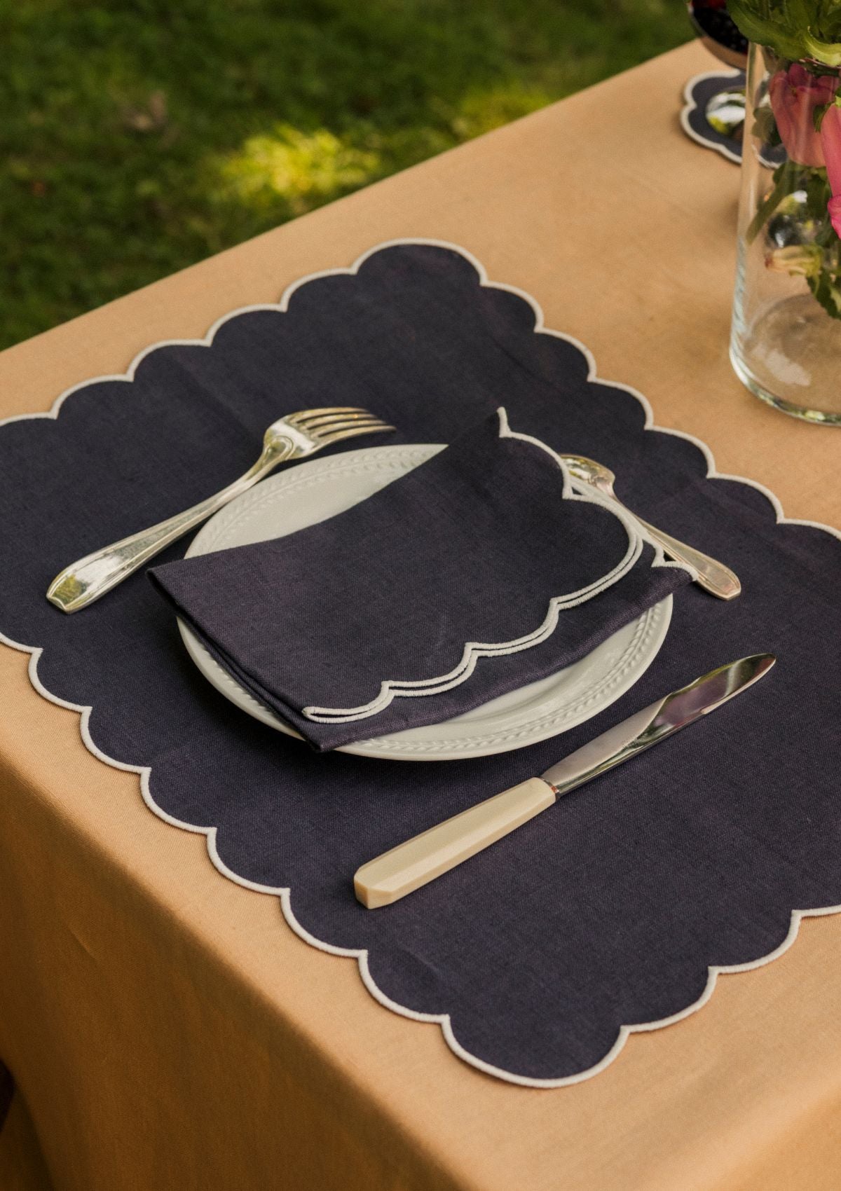 Les serviettes de table festonnées en lin Bleu ardoise & Blanc (lot de 2)