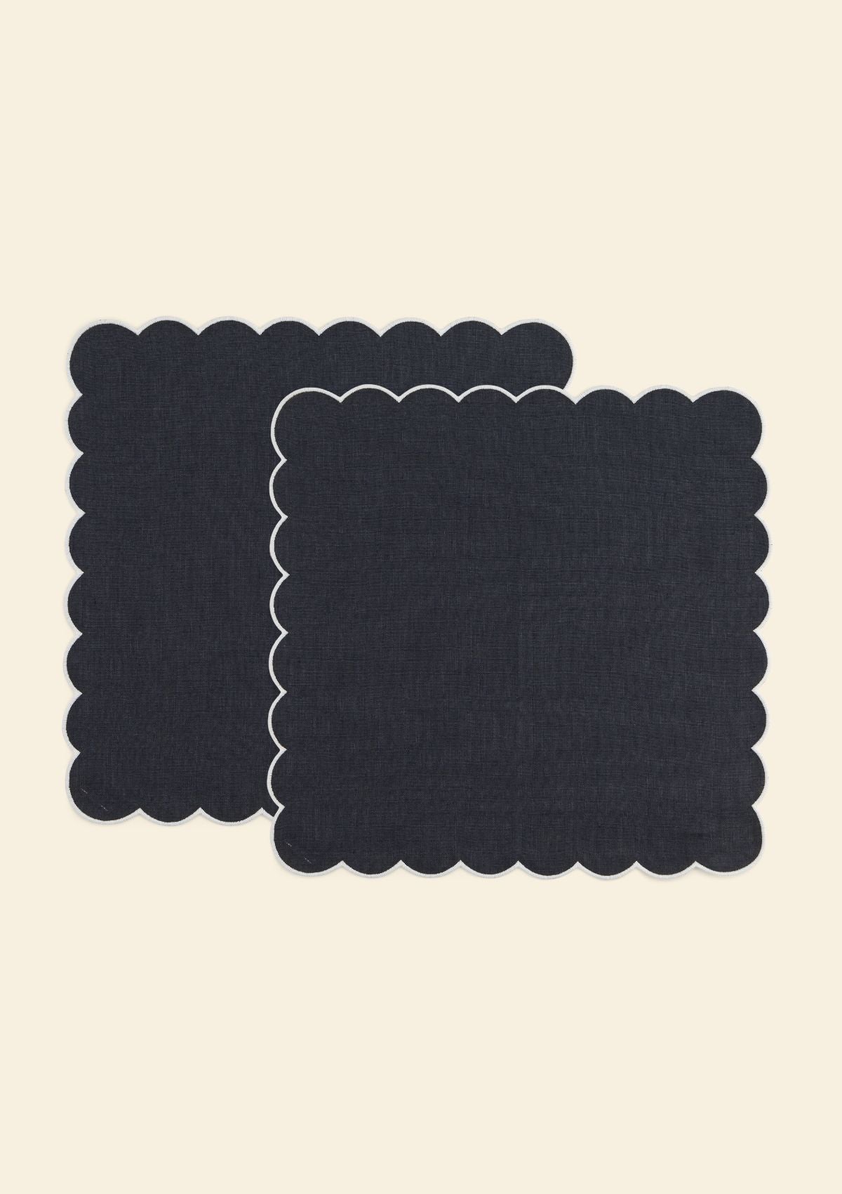 Les serviettes de table festonnées en lin Bleu ardoise & Blanc (lot de 2)