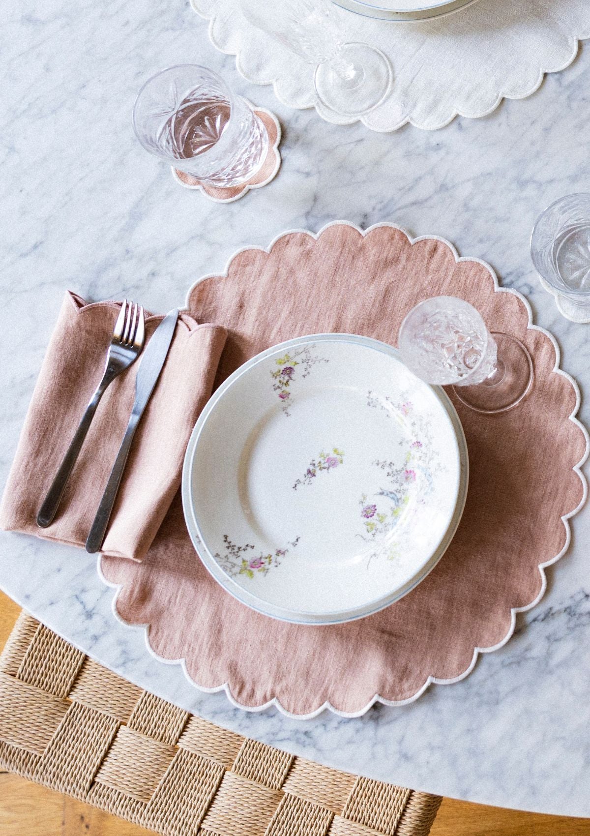 Les serviettes de table festonnées en lin Rose poudré