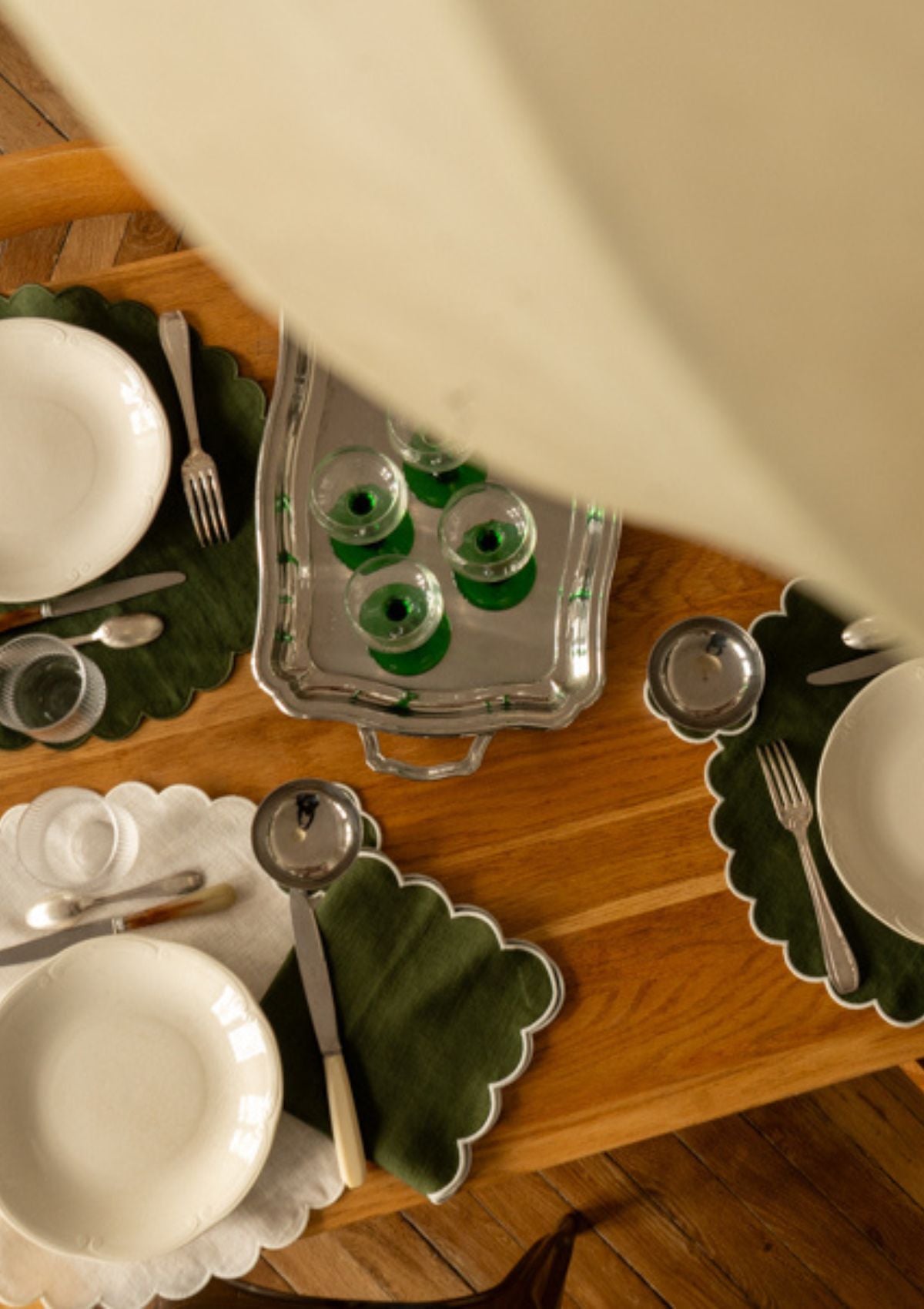 PRÉCOMMANDE - Les sets de table ronds festonnés en lin Vert forêt & Blanc
