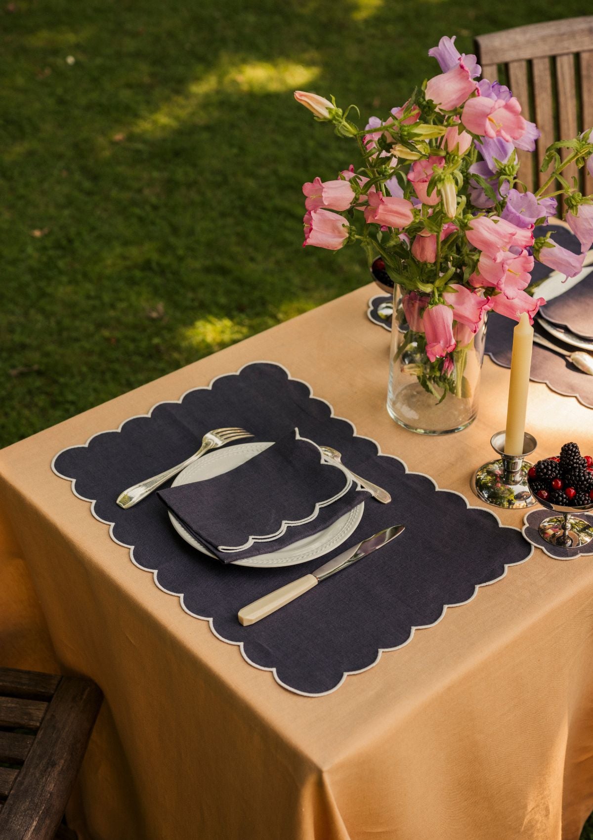 Les sets de table rectangulaires festonnés en lin Bleu ardoise & Blanc (lot de 2)