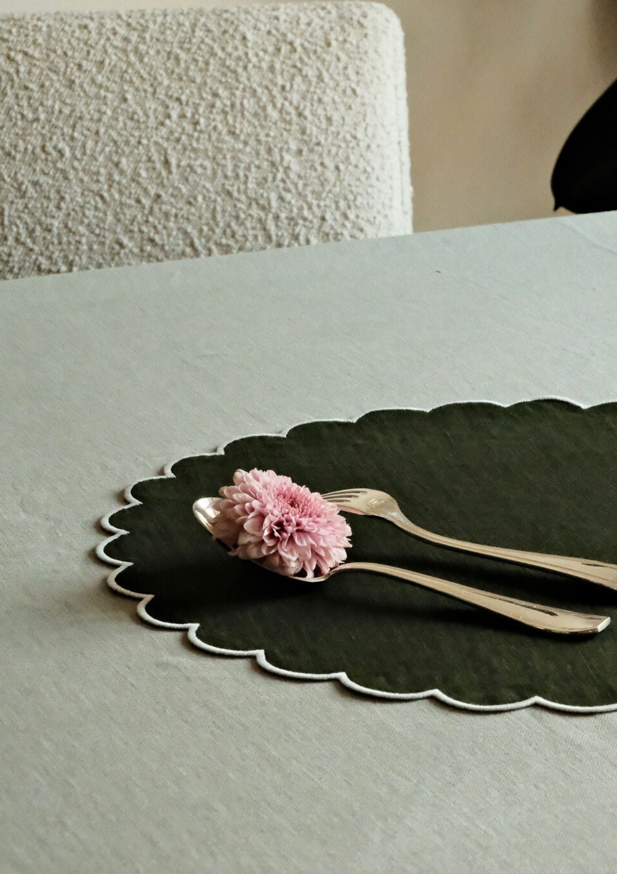 Les sets de table ronds festonnés en lin Vert forêt & Blanc