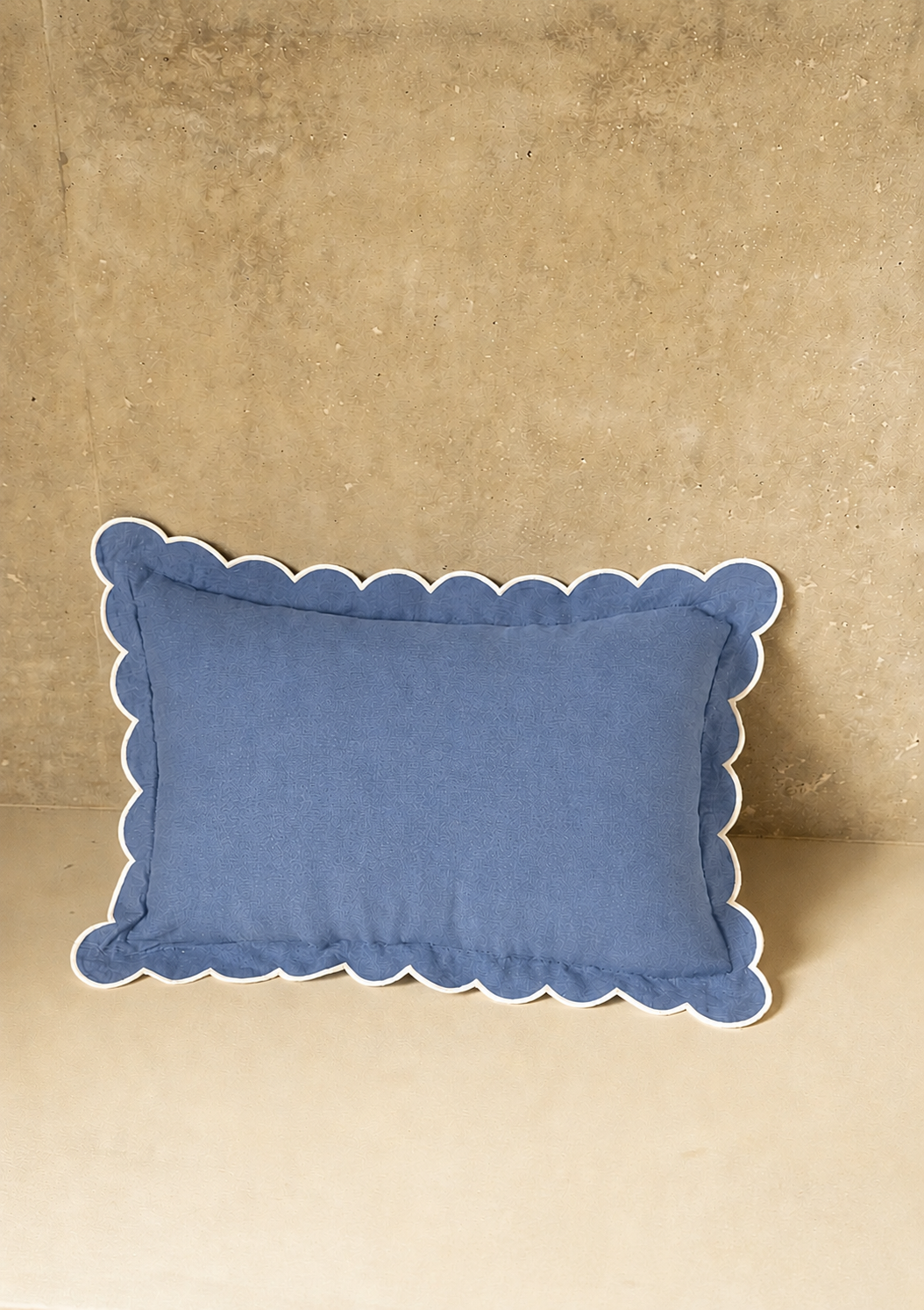 Le coussin rectangulaire en lin festonné Bleu poudré & Blanc