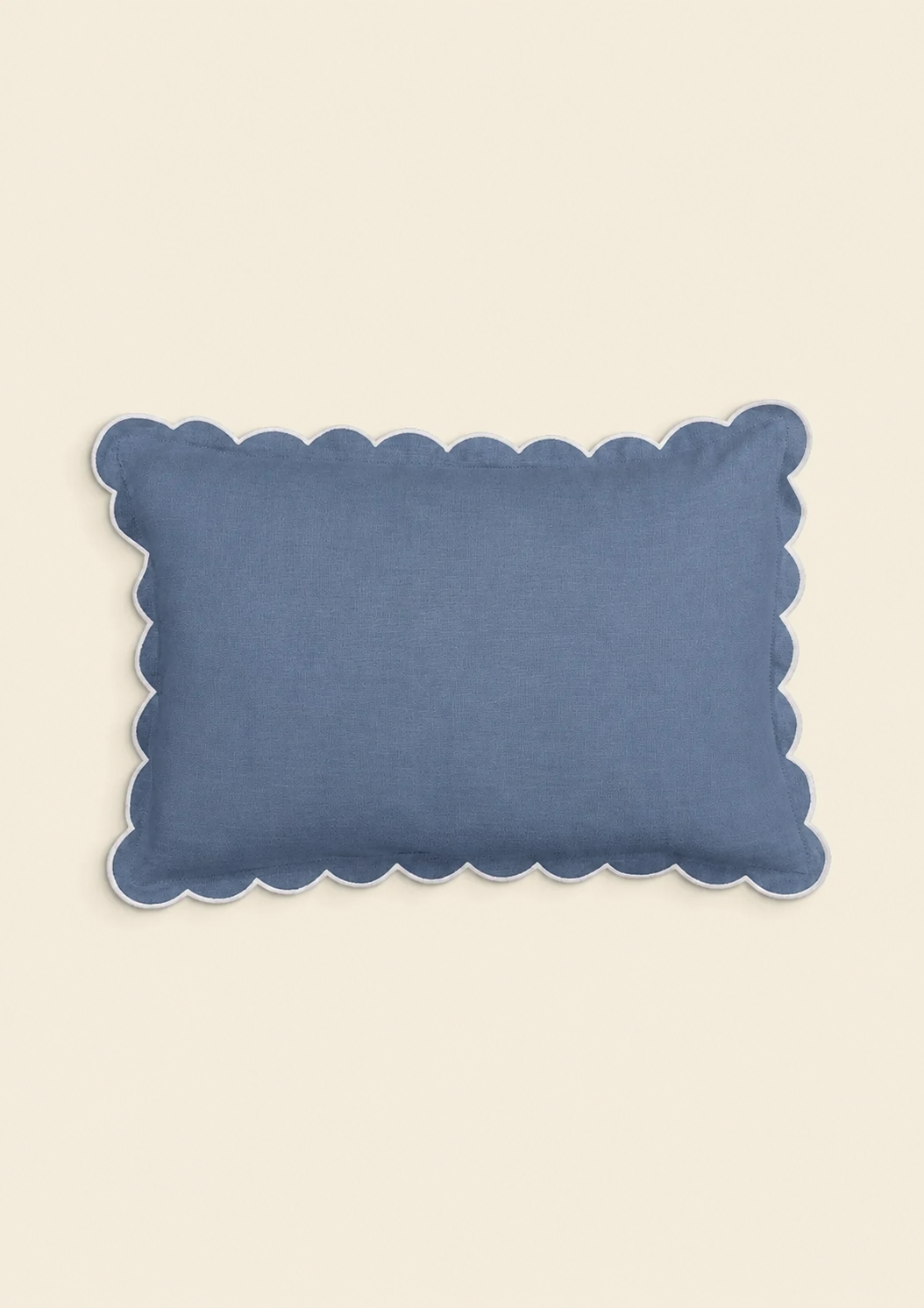 Le coussin rectangulaire en lin festonné Bleu poudré & Blanc