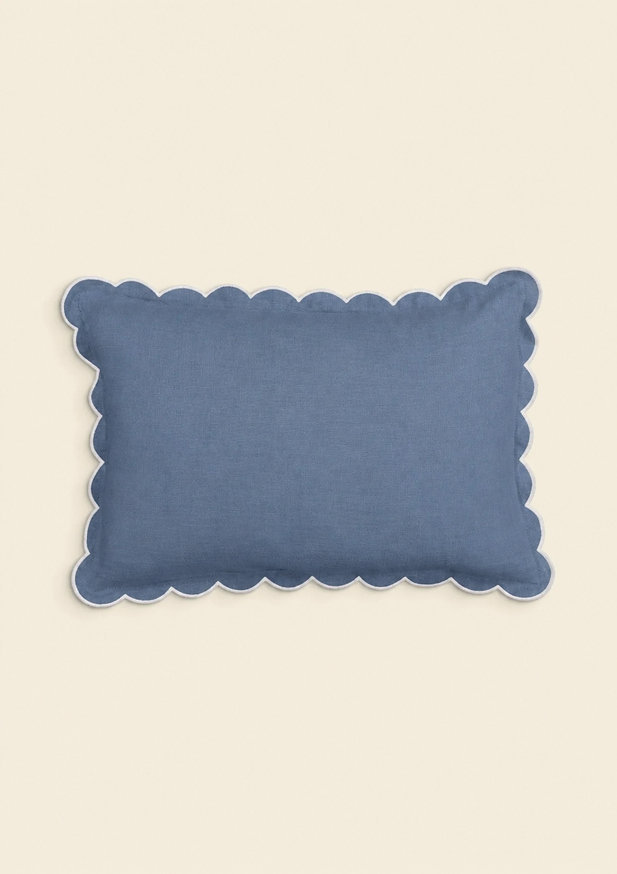 Le coussin rectangulaire en lin festonné Bleu poudré & Blanc