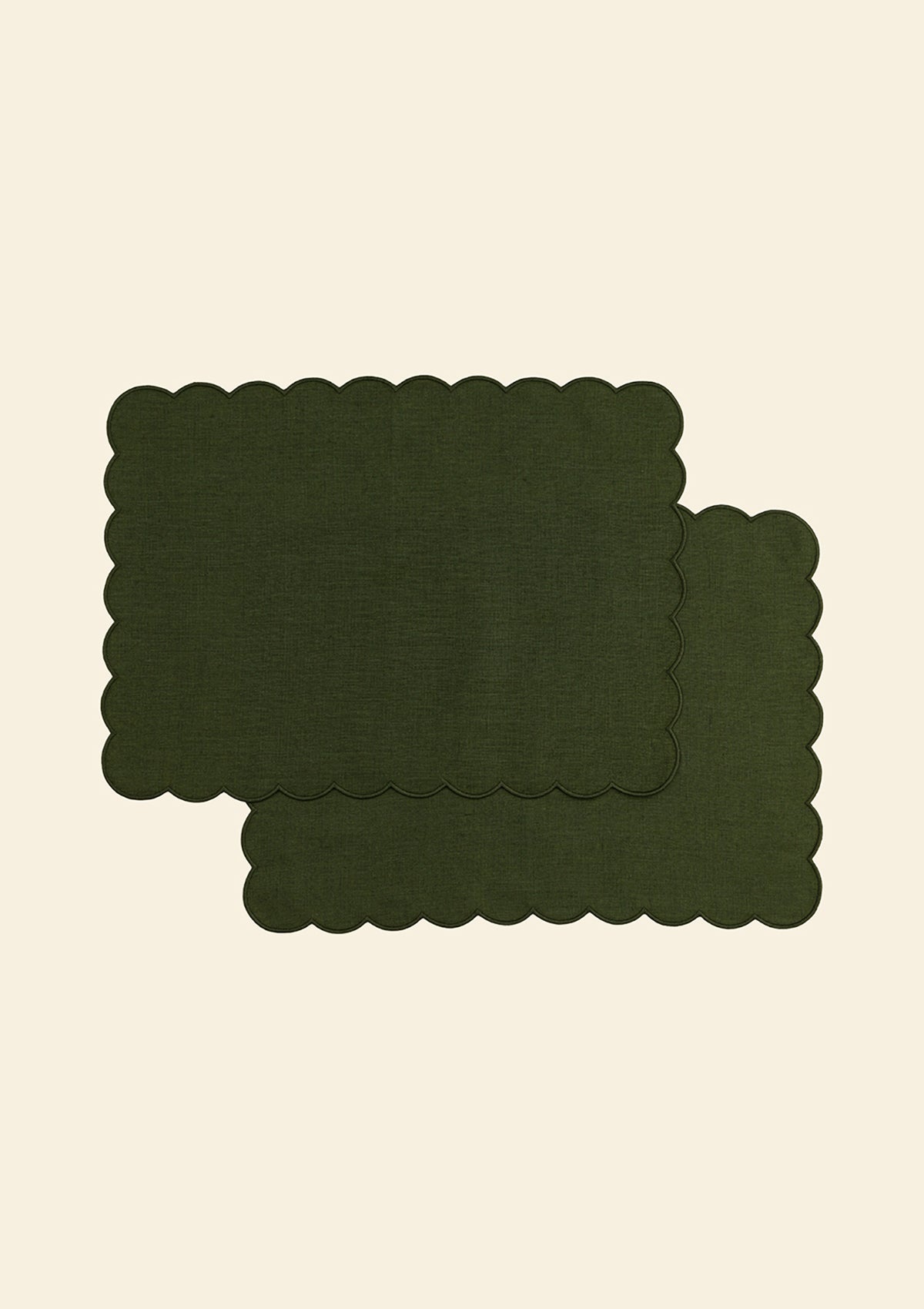Scalloped rectangular placemats in Forest green linen