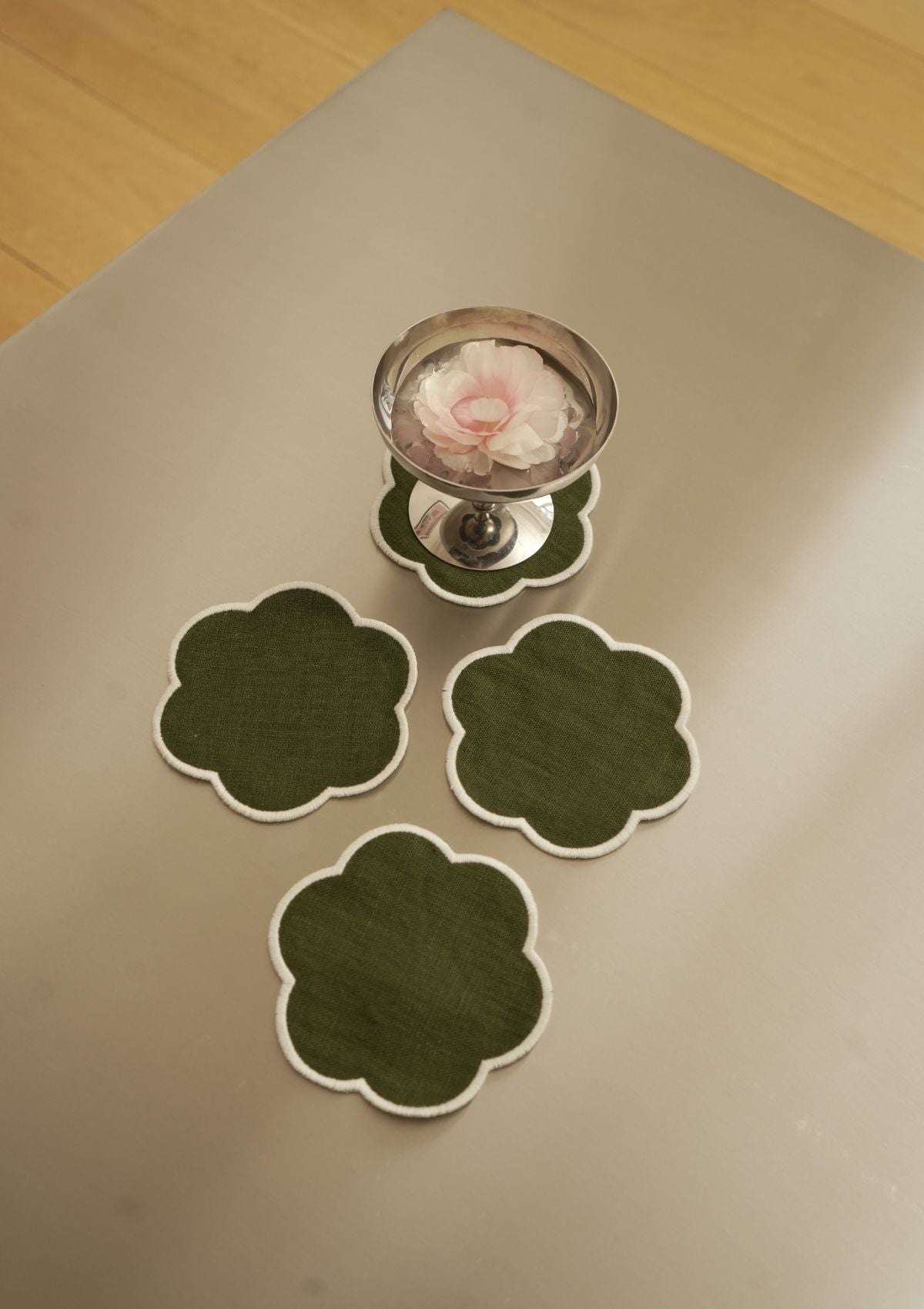 Les dessous de verre festonnés en lin Vert forêt & Blanc (lot de 4)