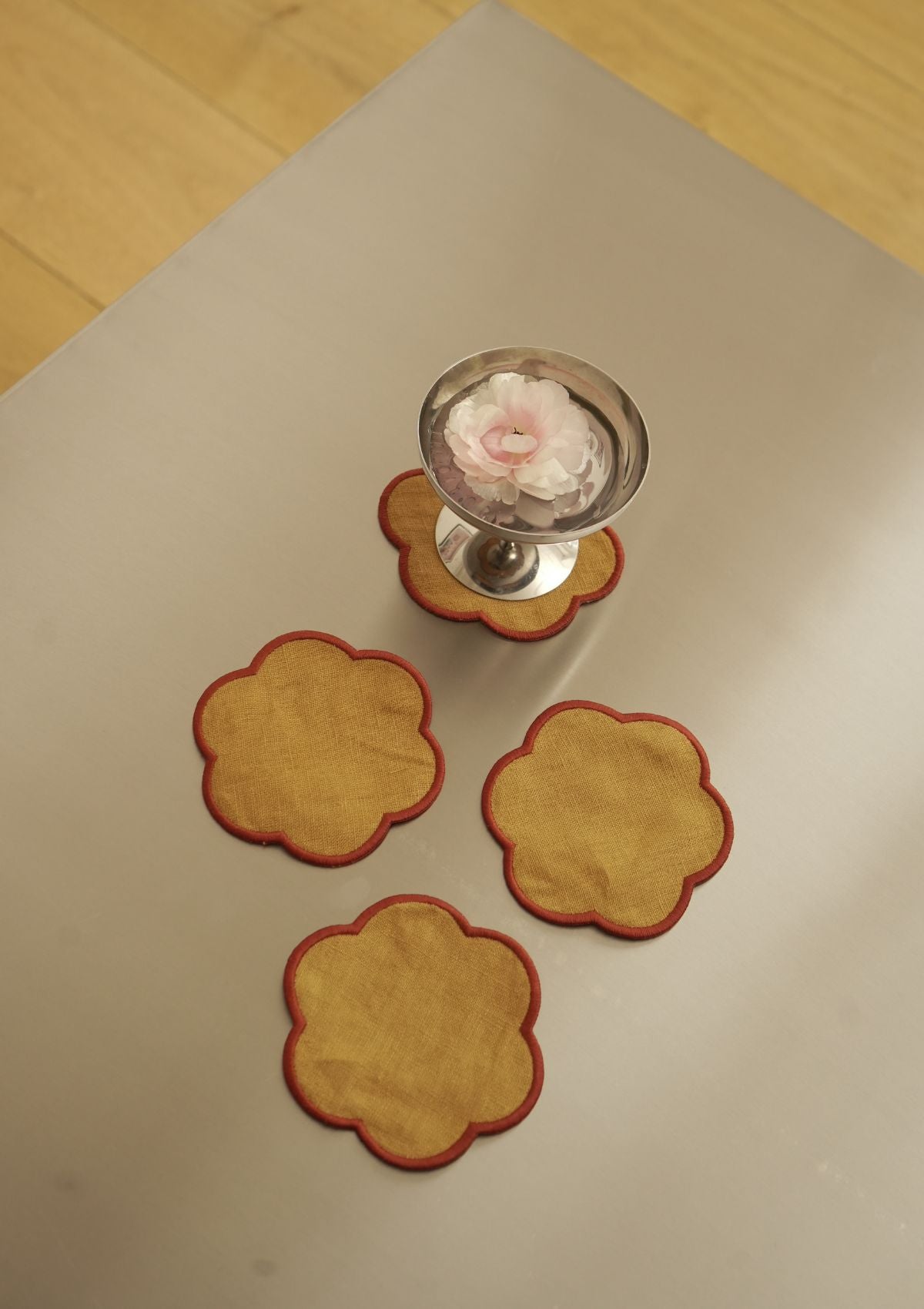 Les dessous de verre festonnés en lin Ocre jaune & Tomette (lot de 4)
