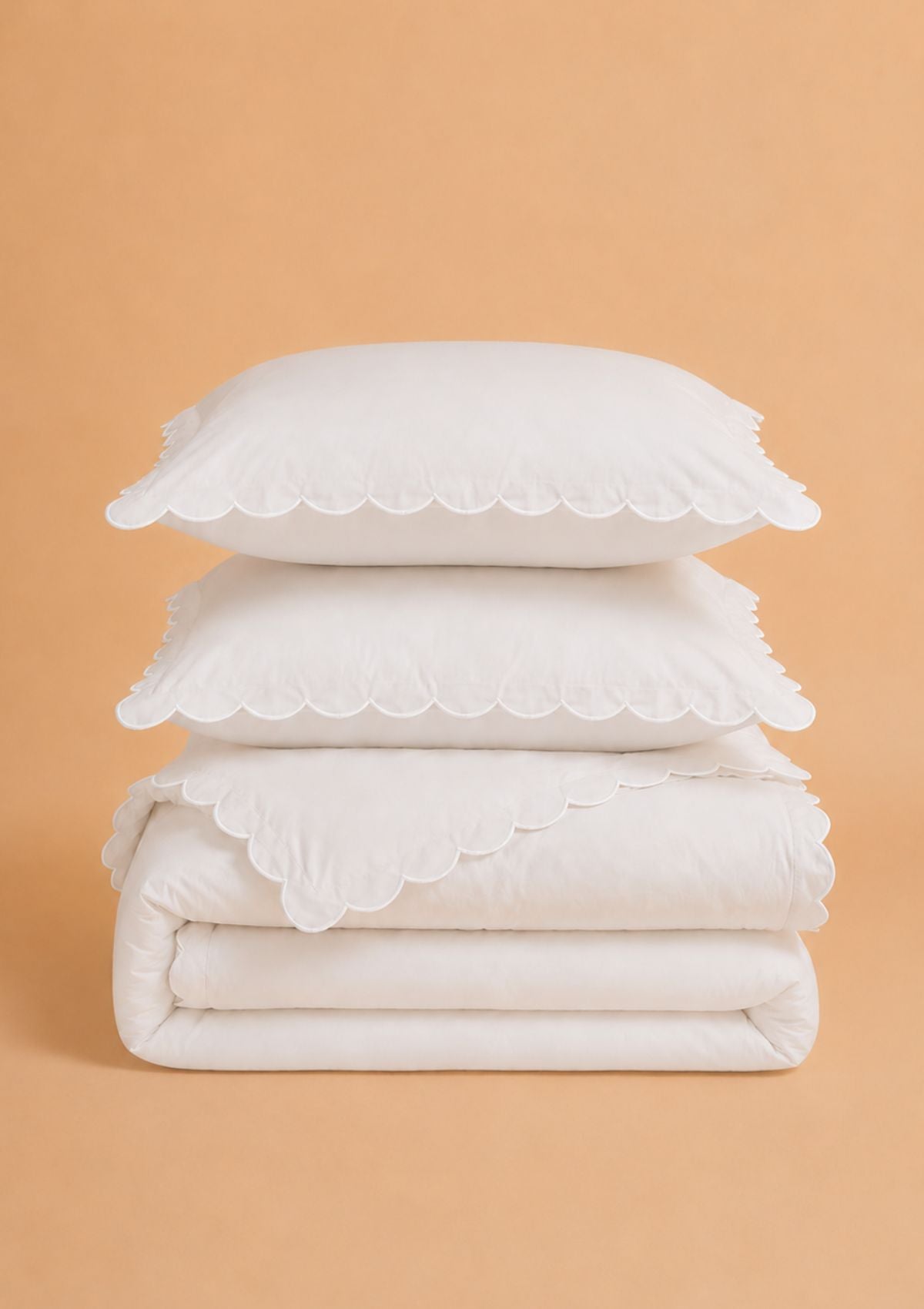 La parure de lit festonnée en percale de coton blanc