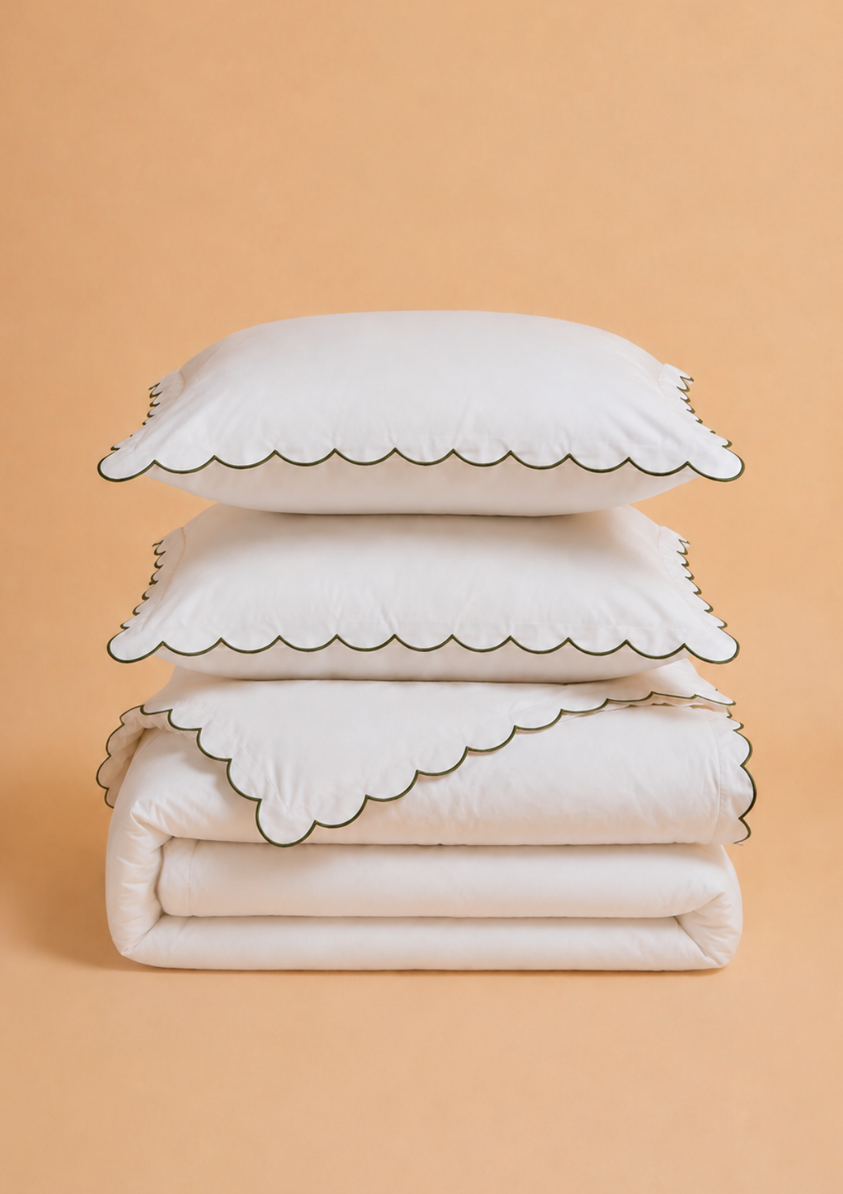 La parure de lit festonnée en percale de coton blanc & vert forêt