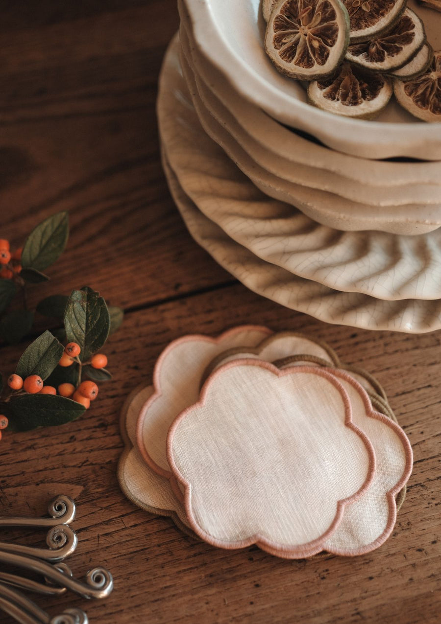 Scalloped linen coasters Powder pink &amp; White (set of 4)