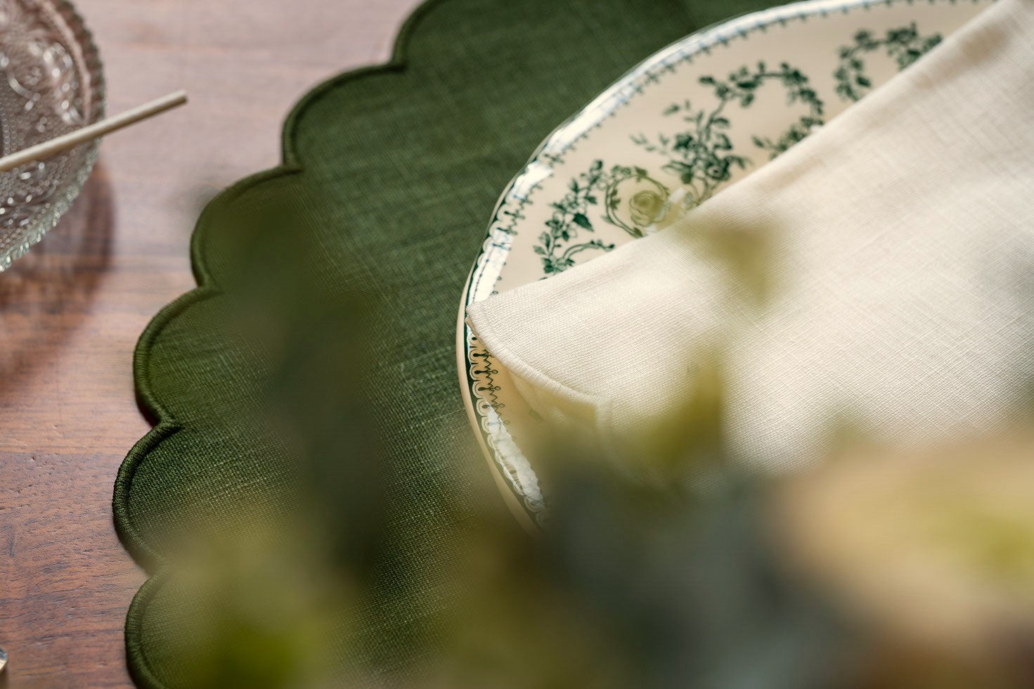 Round scalloped placemats in Forest green linen