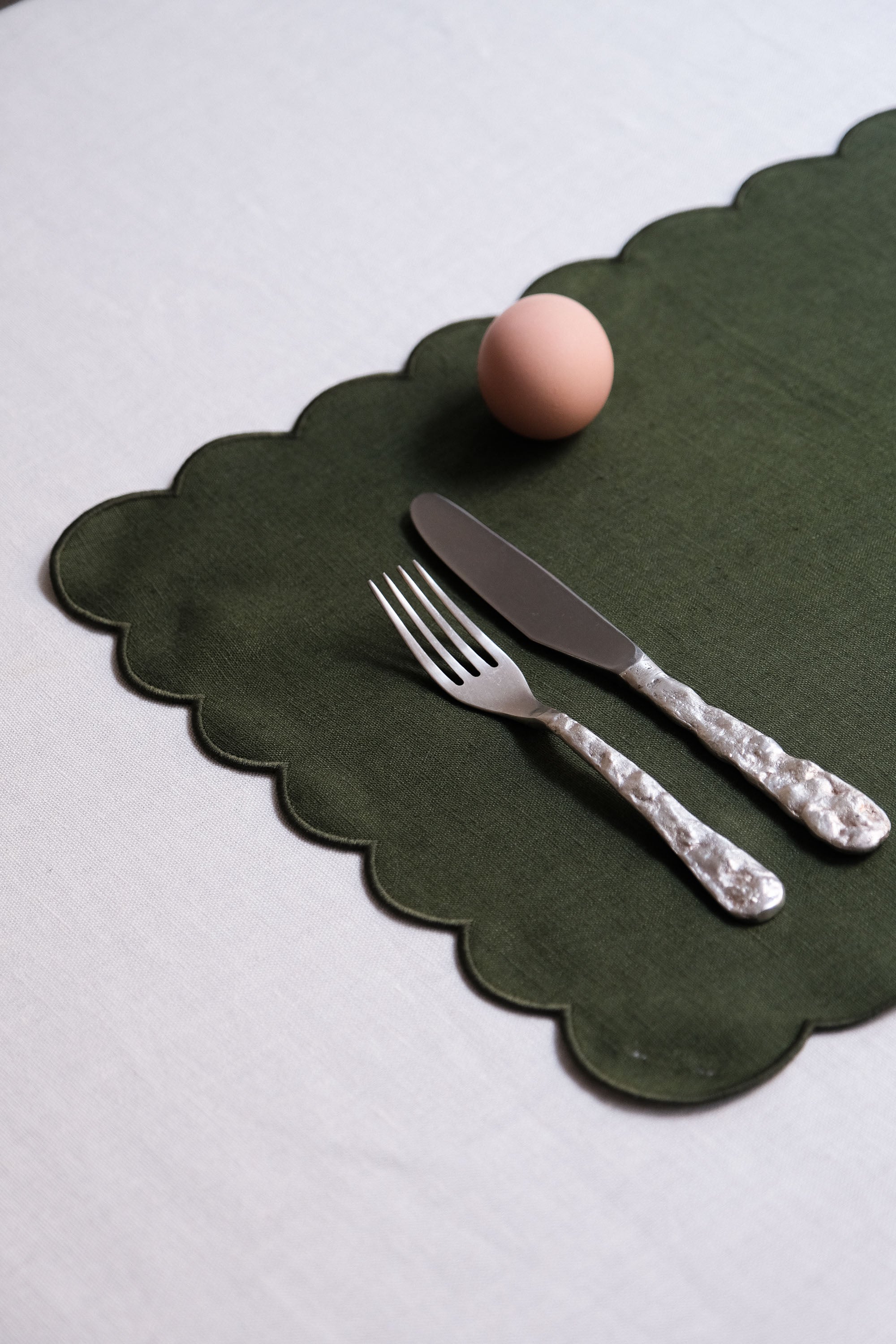 Les sets de table rectangulaires festonnés en lin Vert forêt (lot de 2)