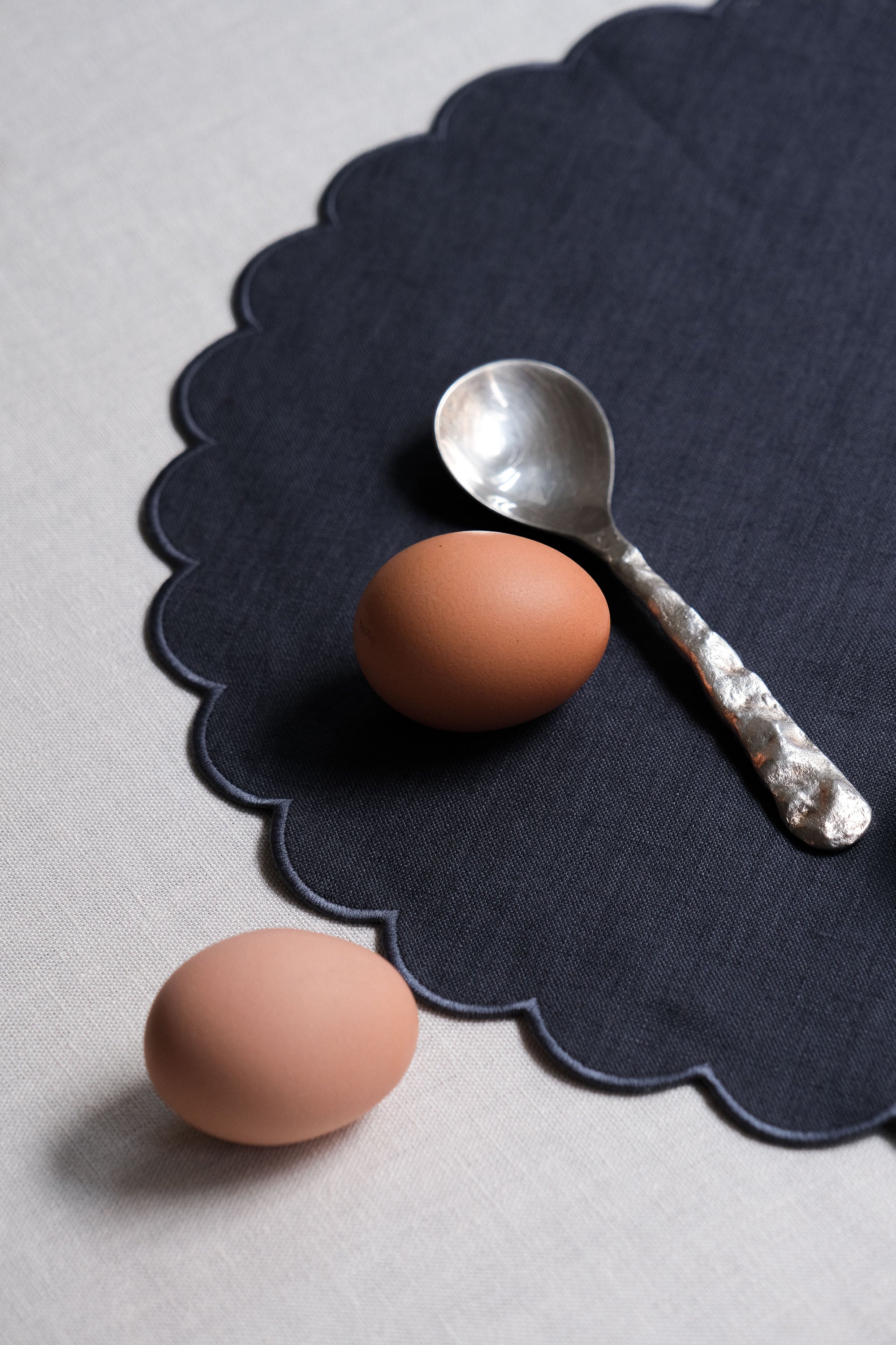 Les sets de table ronds festonnés en lin Bleu ardoise (lot de 2)