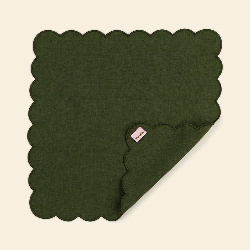 Les serviettes de table festonnées en lin Vert forêt