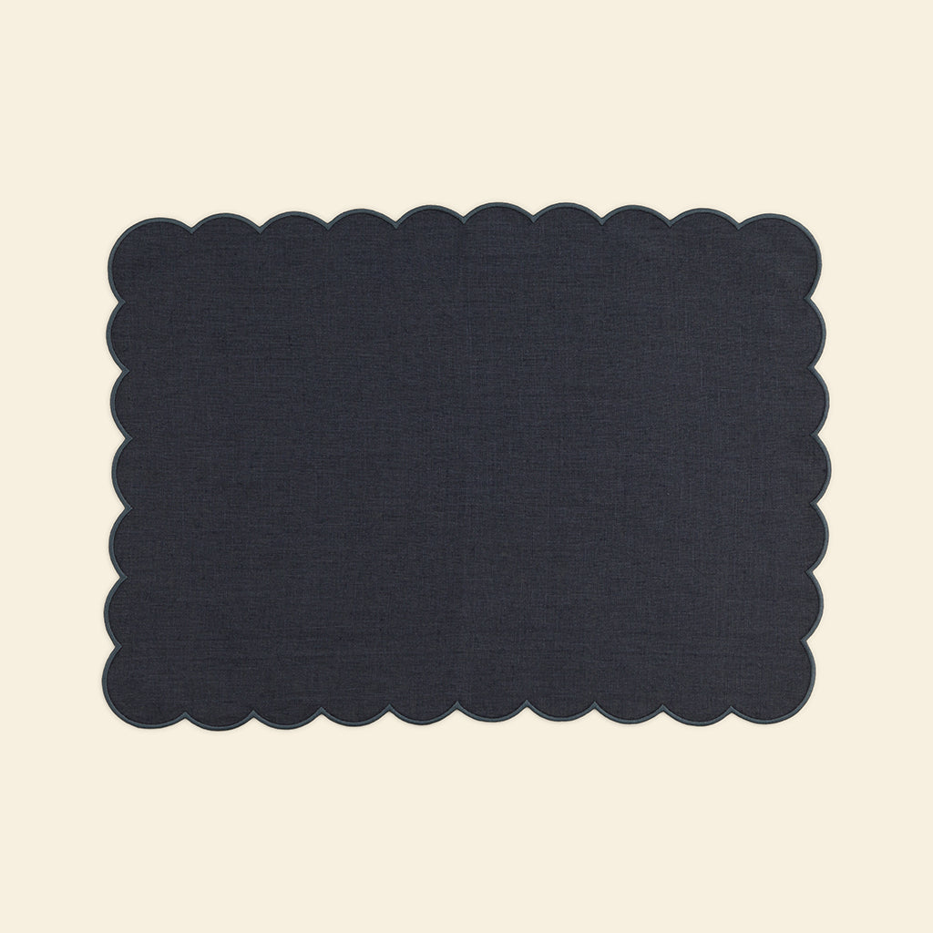 Scalloped rectangular placemats in Slate blue linen
