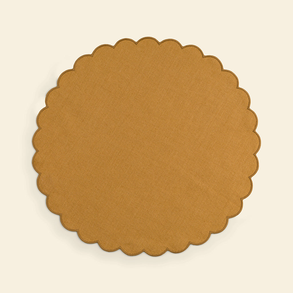 Round scalloped placemats in Yellow ocher linen