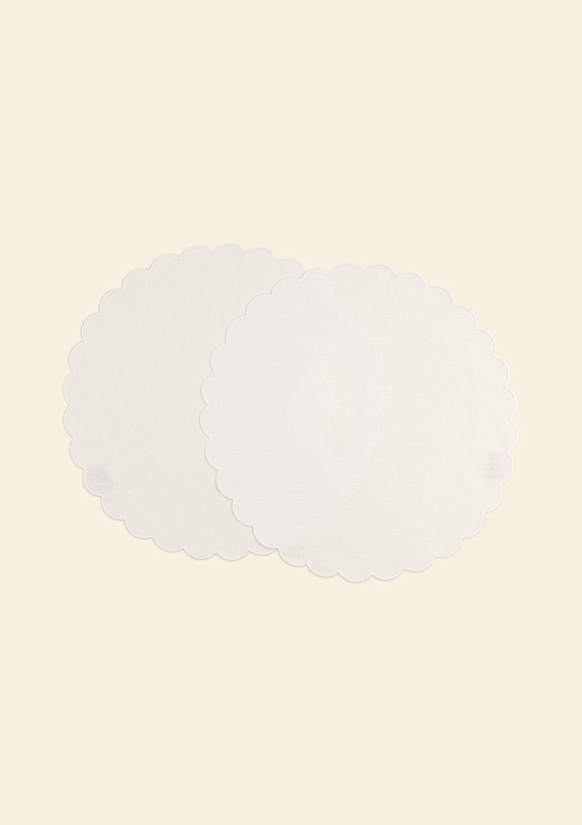 Round scalloped placemats in White linen