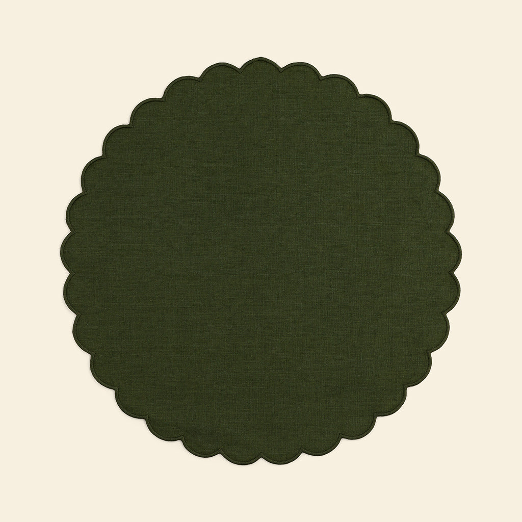Round scalloped placemats in Forest green linen