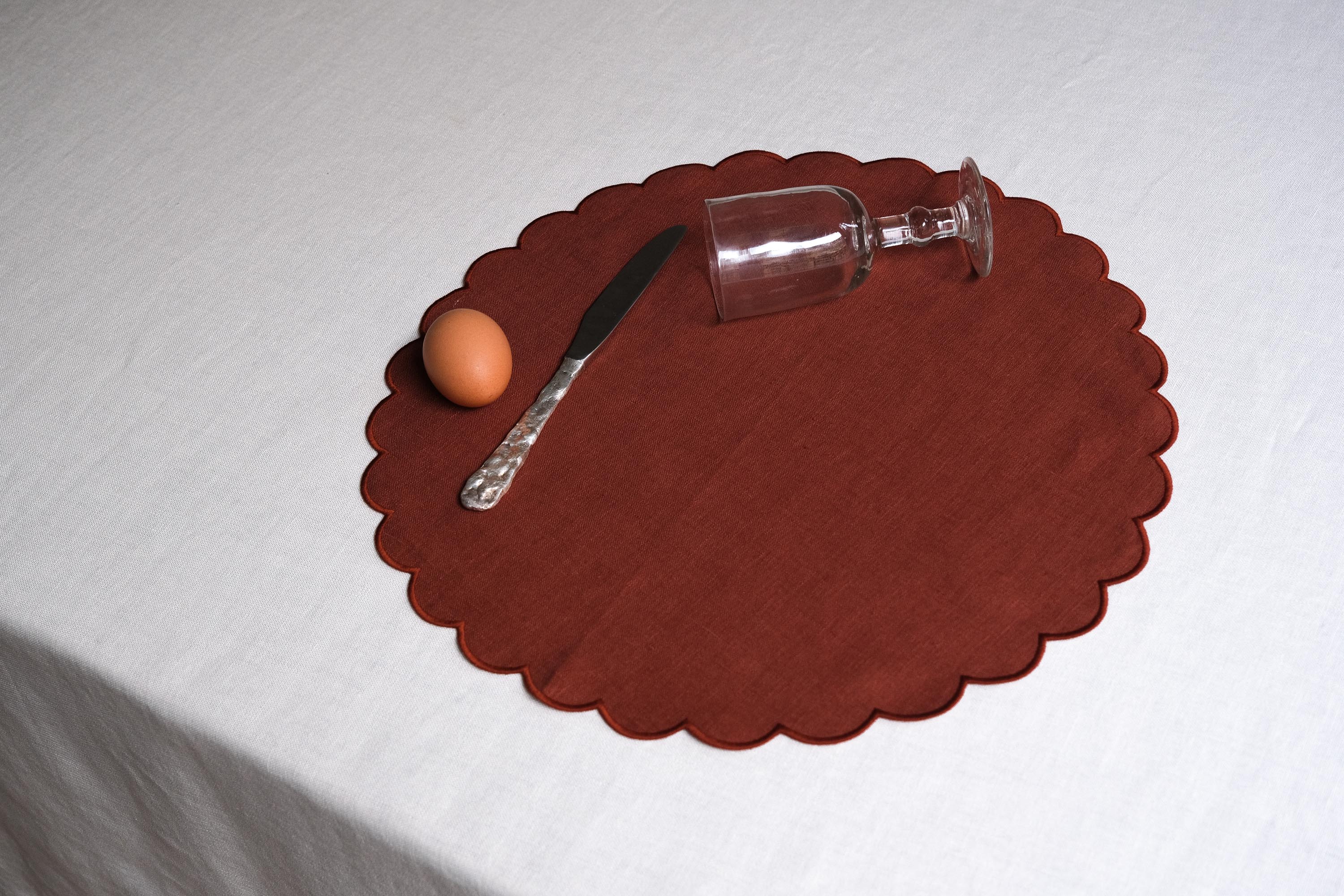 Round linen placemats and scallops (set of 2) Red ocher